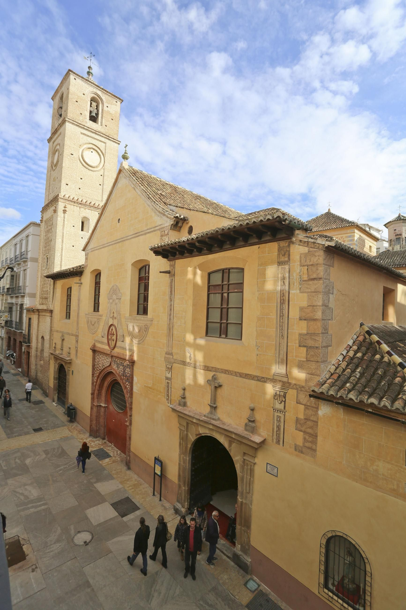La Iglesia de Santiago Apóstol de Málaga, desde fuera.