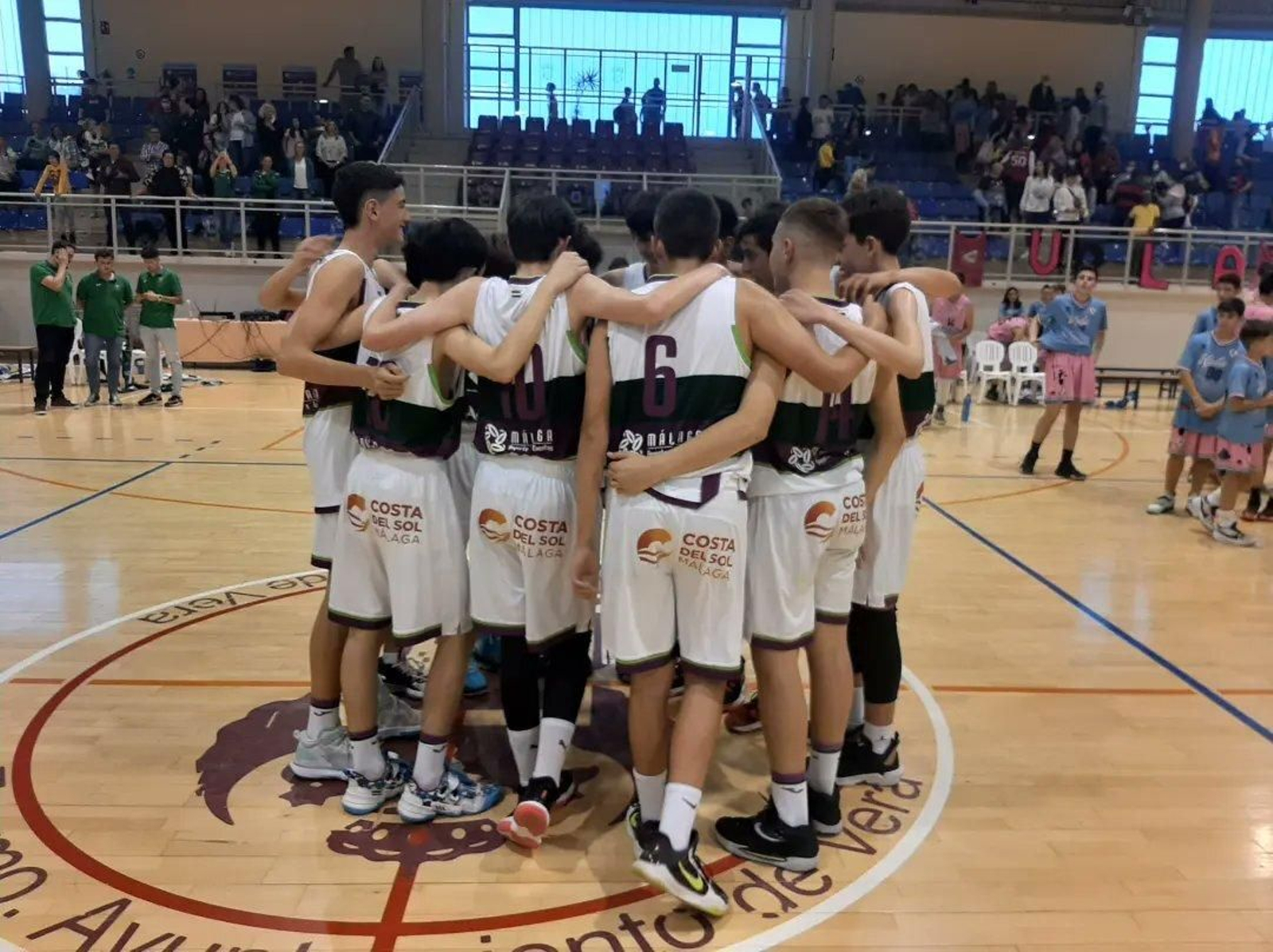 Los jugadores del Unicaja preinfantil, en Vera.