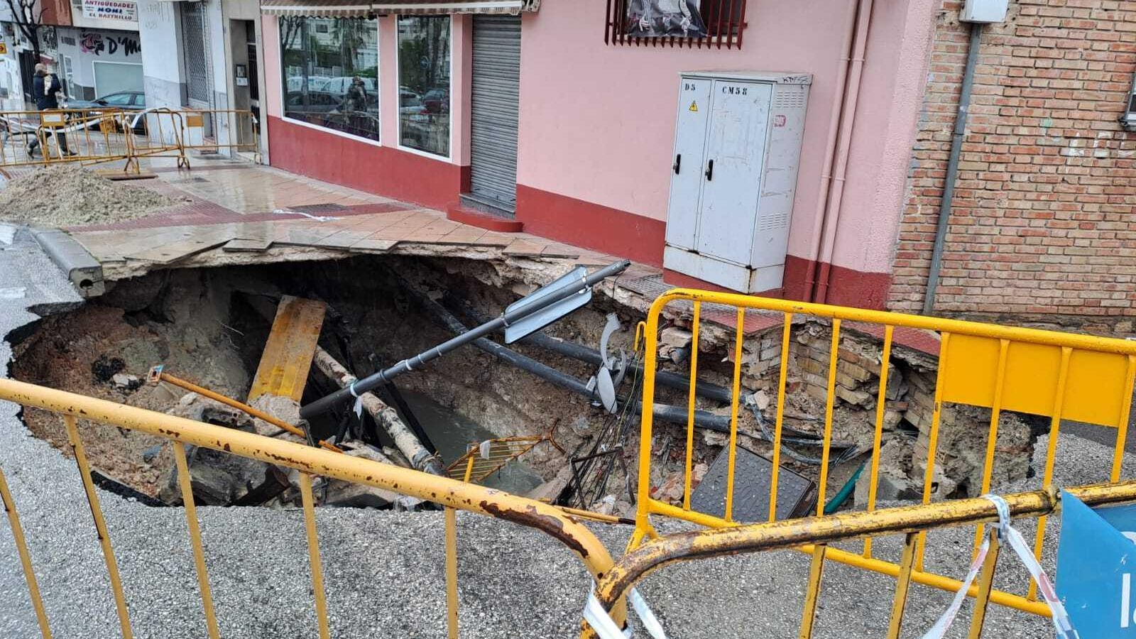 Estado en el que ha quedado la acera, en la Avenida de Arjona.