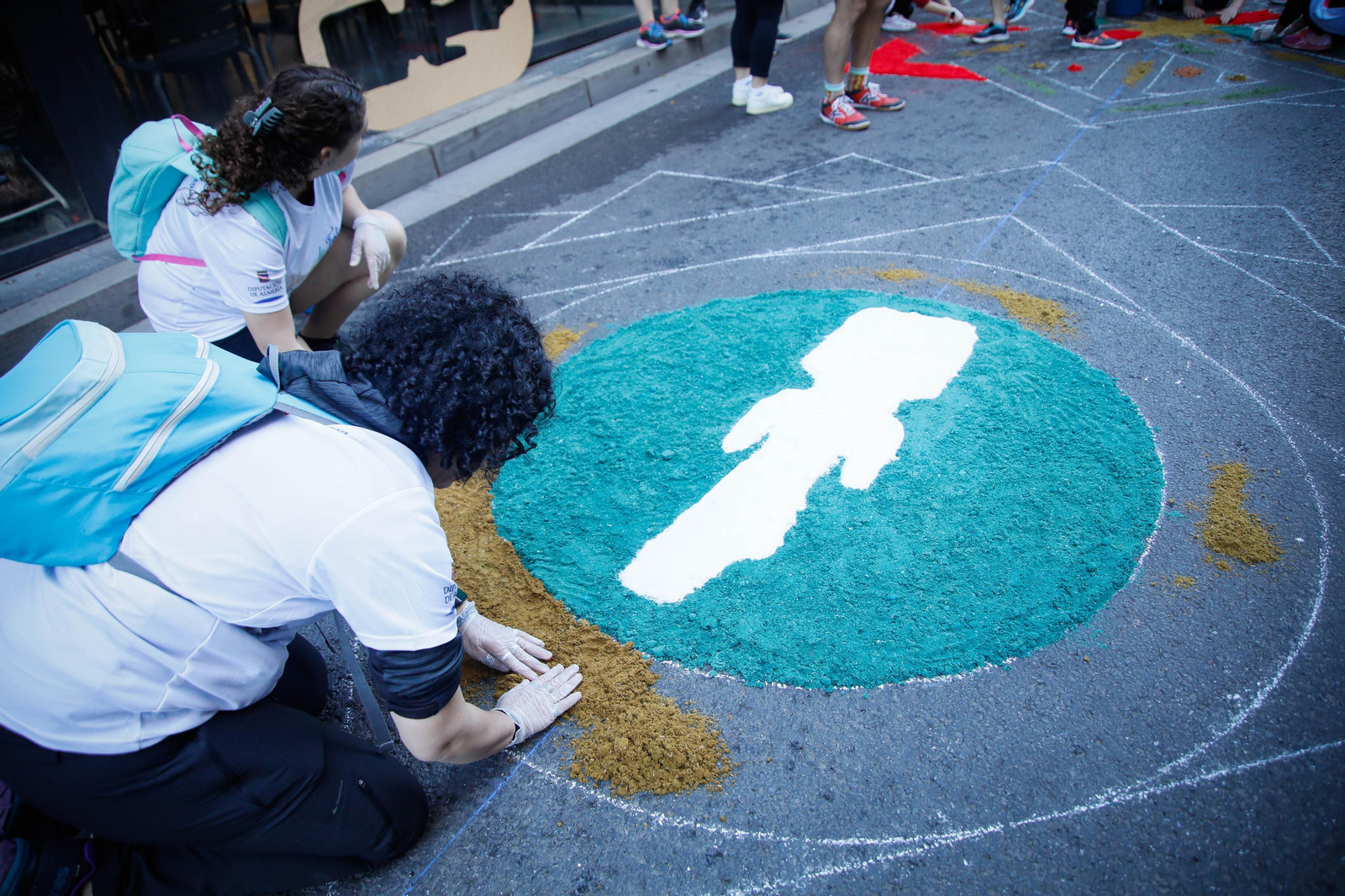 Así es la alfombra de serrín de 60 metros en el Paseo de Almería, en imágenes.