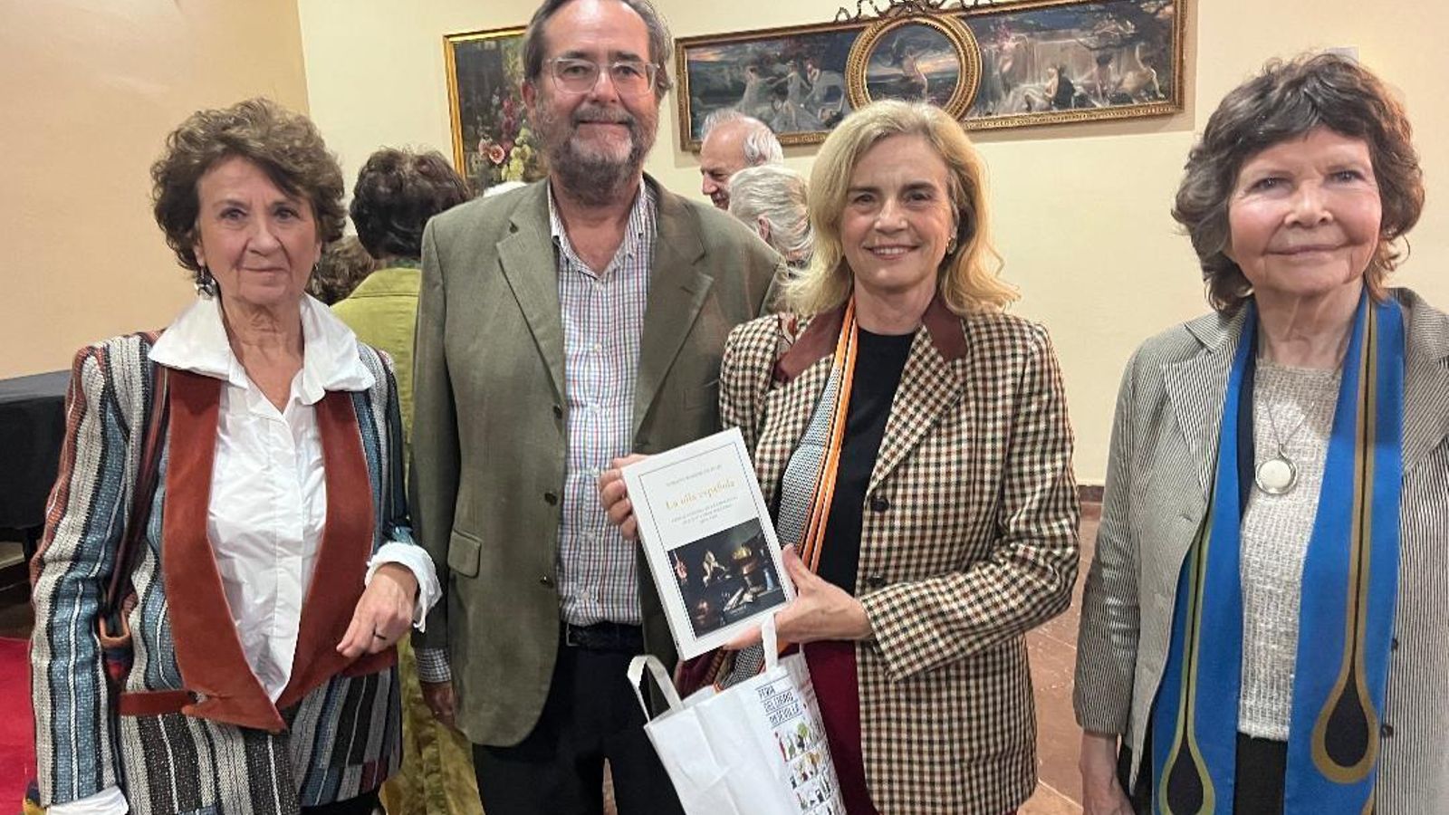 Mila Ageo, Nacho Alarcón y Ati Bernal y María Medina, durante la presentación del libro.