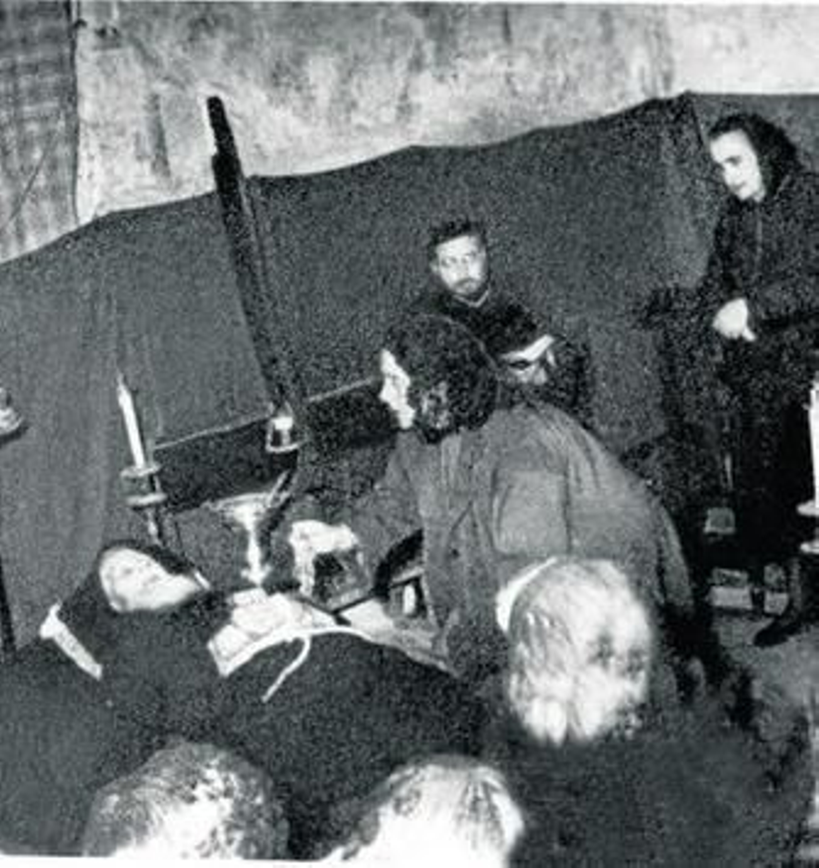 1. Fray Leopoldo de novicio en Sevilla. 2. Imagen del capuchino, que ya lucía su famosa barba blanca. 3. Fotografía del velatorio de Fray Leopoldo. 4. Primera tumba del fraile en el cementerio de San José.