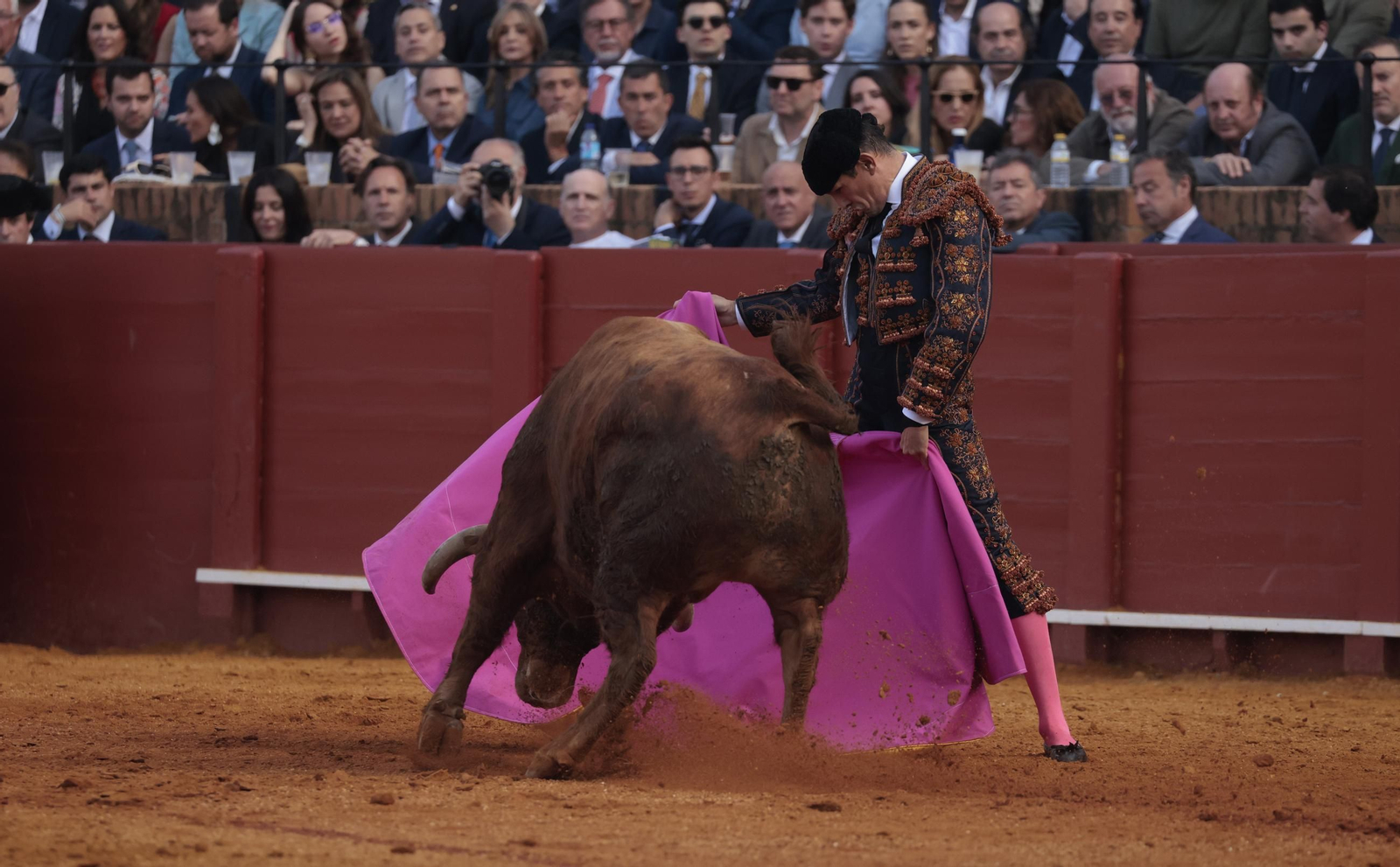 Las imágenes de los toros en Sevilla con Morante de la Puebla, José María Manzanares y Talavante