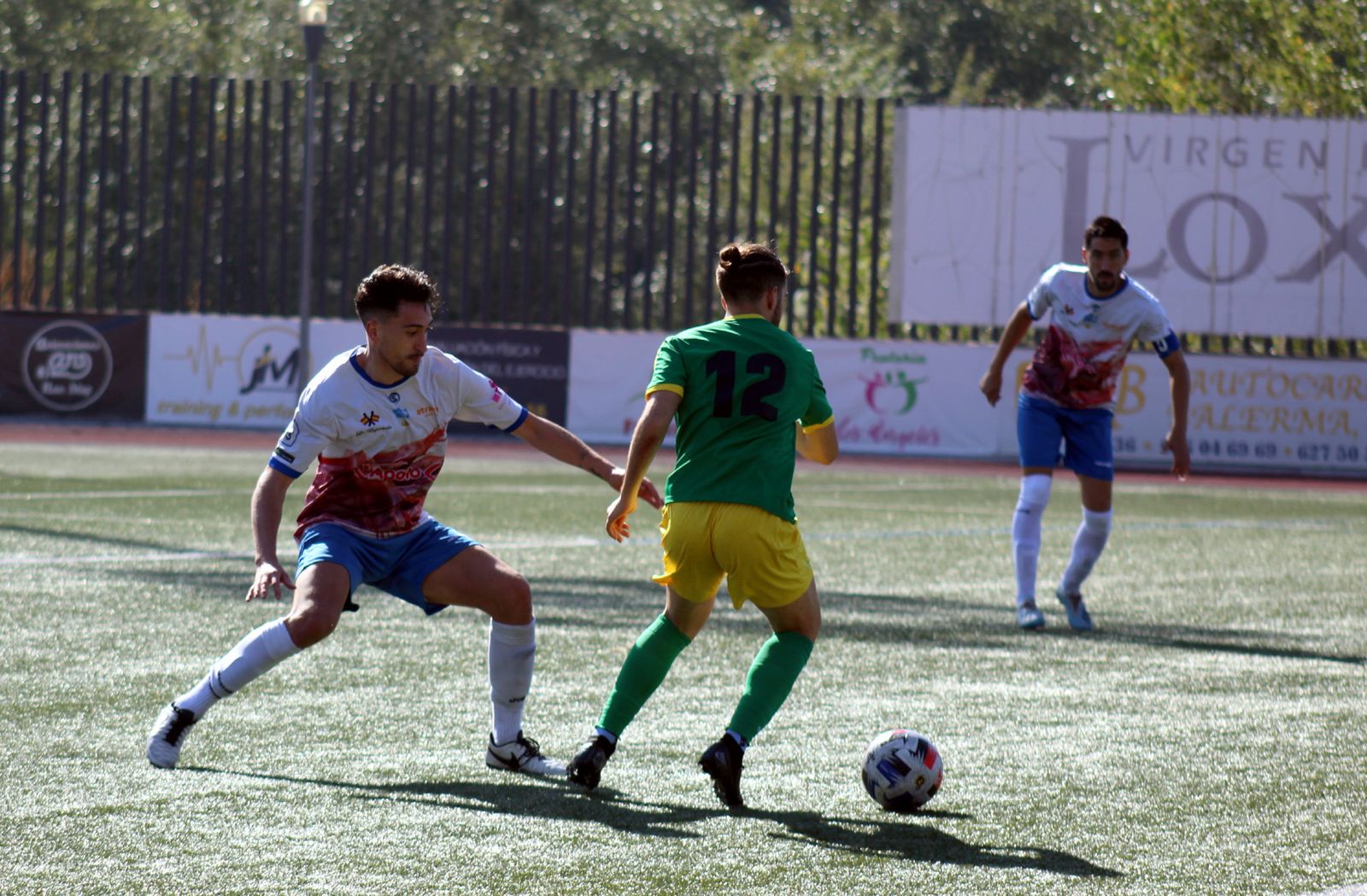Castillo controla el balón ante el lojeño Salvatierra.