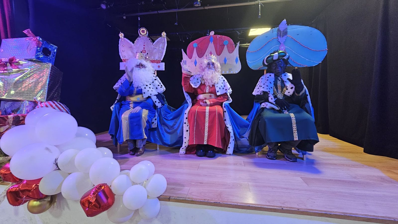 Así ha sido la llegada de los Reyes Magos a Bacares: decenas de regalos a niños y mayores