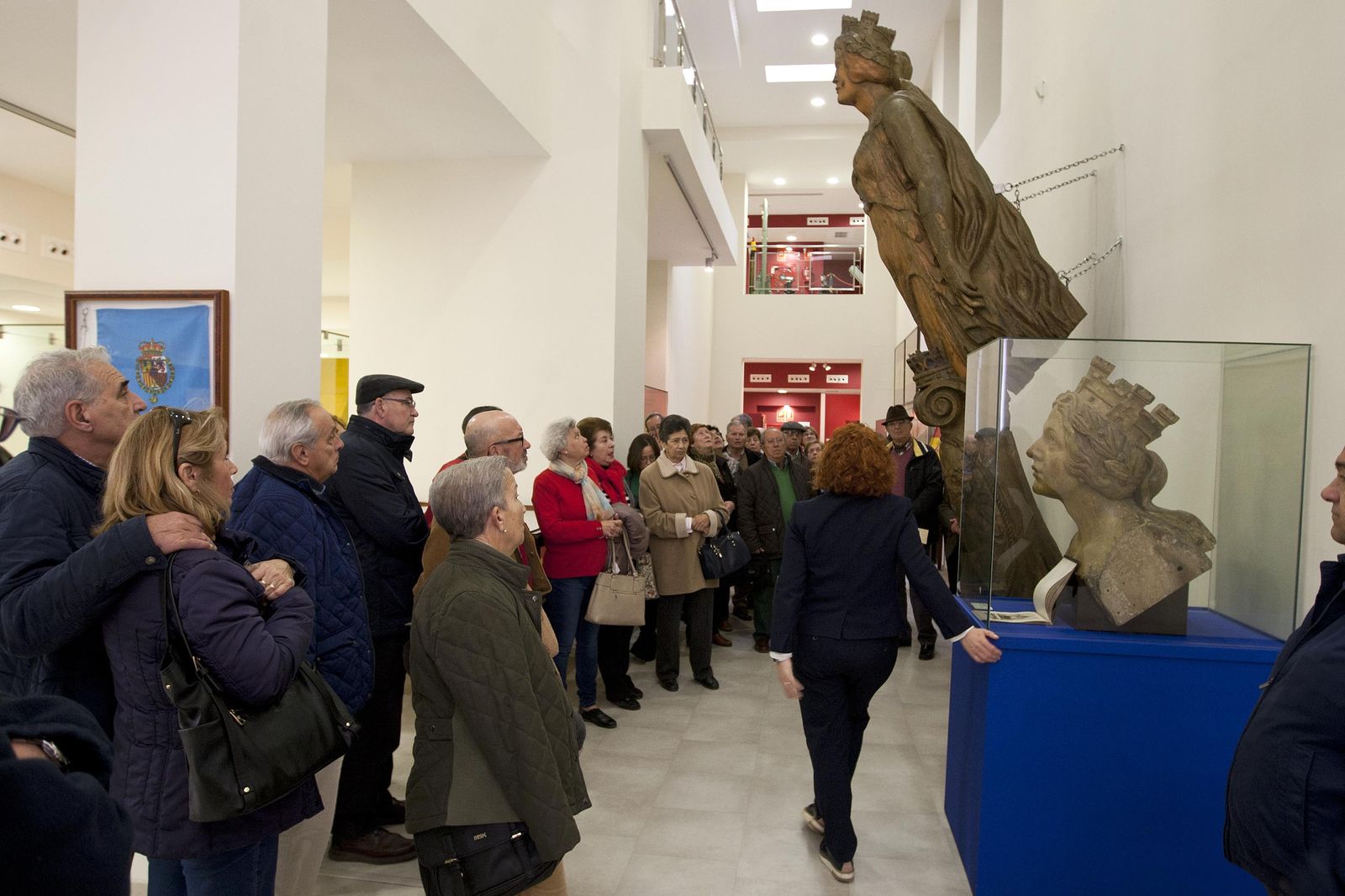 La guía habla sobre el mascarón de proa del 'Elcano' que se expone en el Museo Naval de San Fernando.