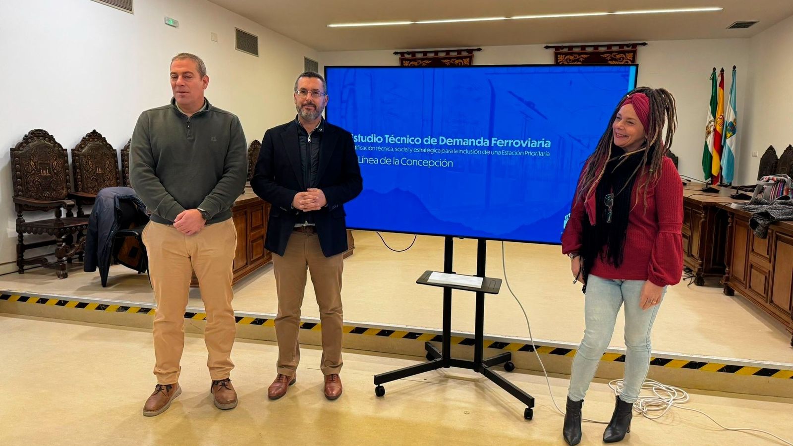 El alcalde de La Línea de la Concepción, Juan Franco, presentando un estudio técnico que pone el foco en la intensa relación diaria entre su municipio y la provincia malagueña