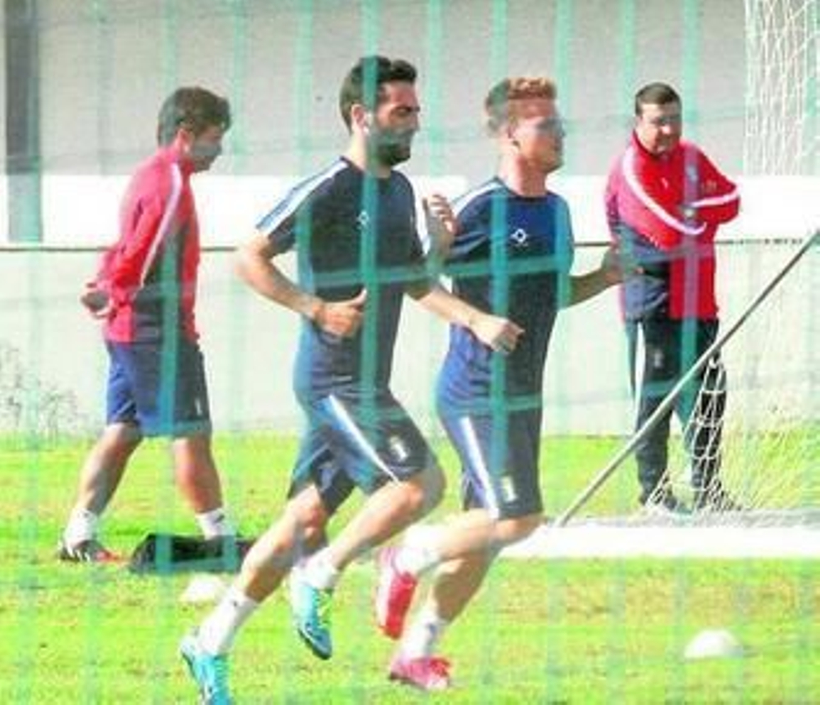 1. Ernesto realiza carrera continua mientras al fondo José Dominguez pasea cabizbajo y absorto en sus pensamientos. 2. Durante toda la mañana se pudo ver al preparador muy afectado y abatido, consciente de lo que iba a suceder. 3. La tristeza acompañó su último entrenamiento. 4. La sesión fue a puerta cerrada.