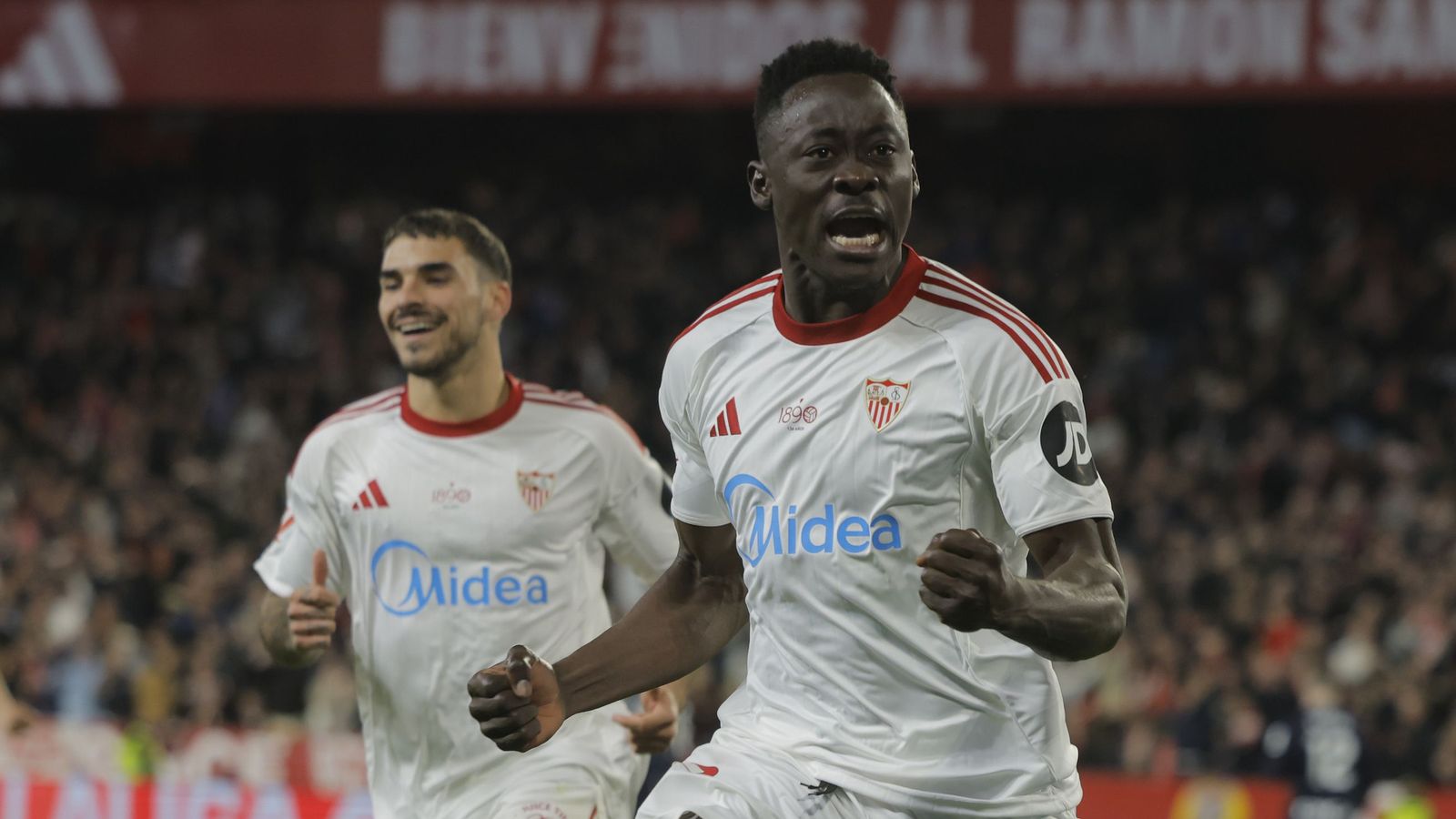 Akor Adams celebra el segundo tanto del Sevilla.
