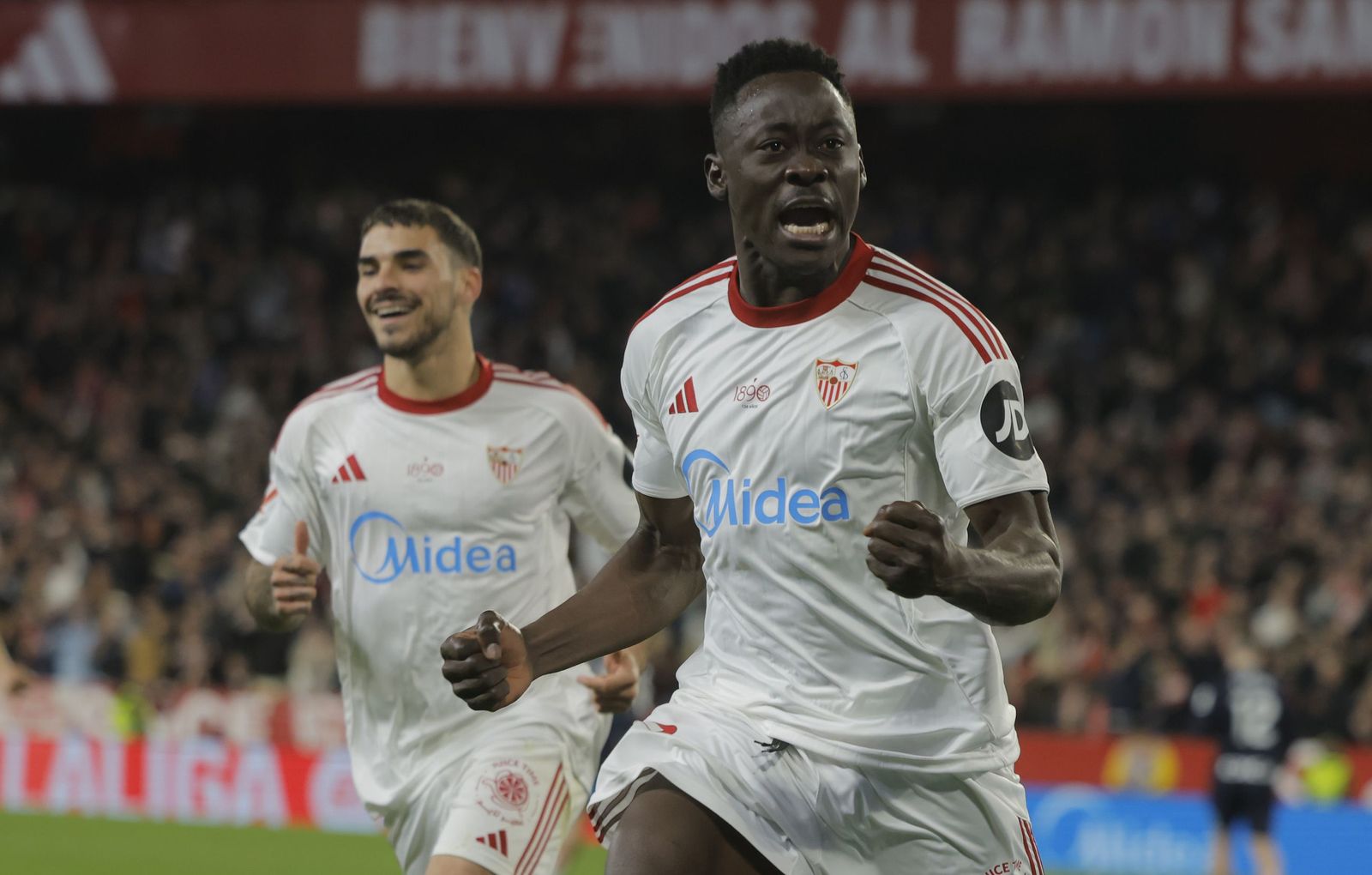 Akor Adams celebra el segundo tanto del Sevilla.