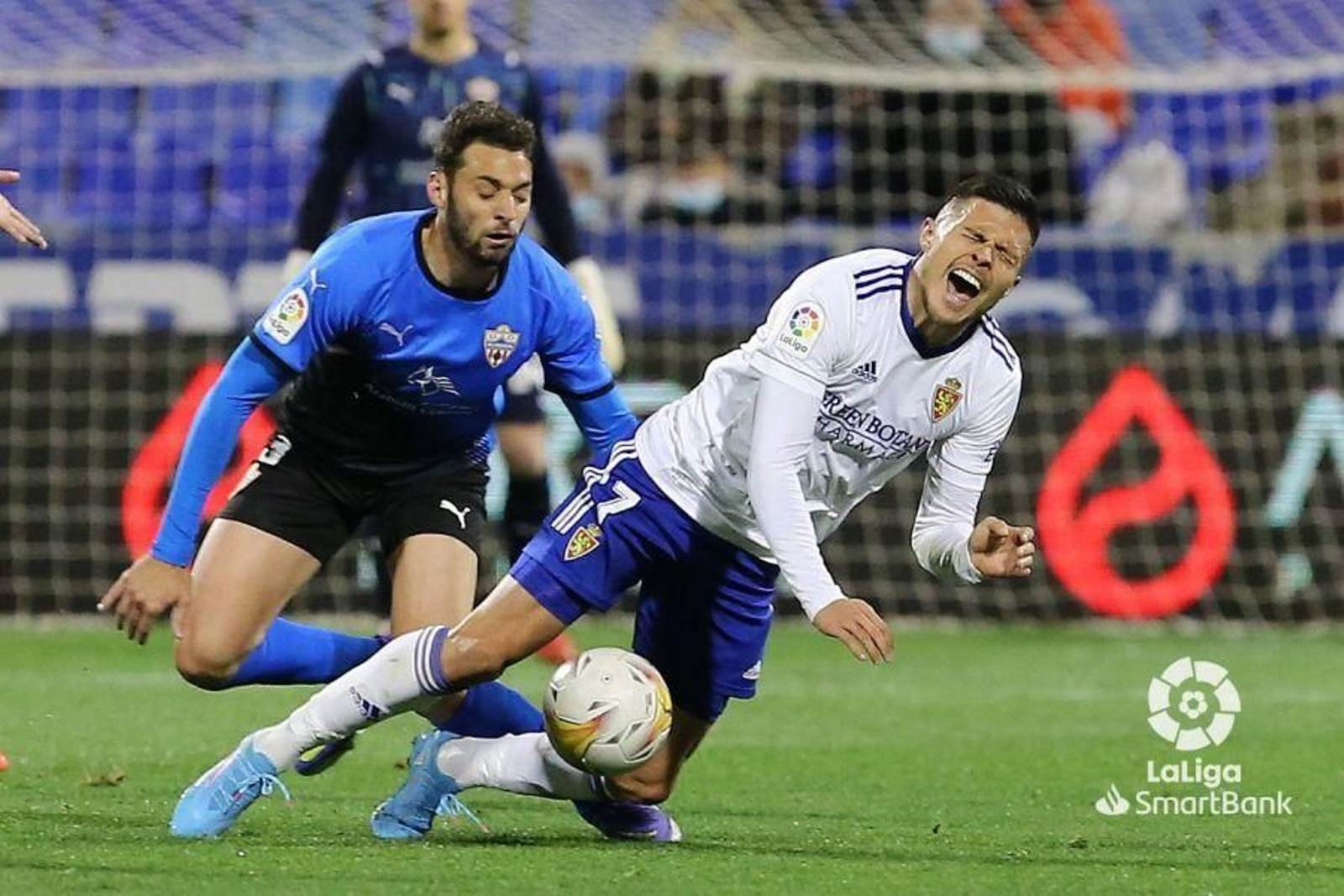 Martos, que caería lesionado, en un lance con Narváez.