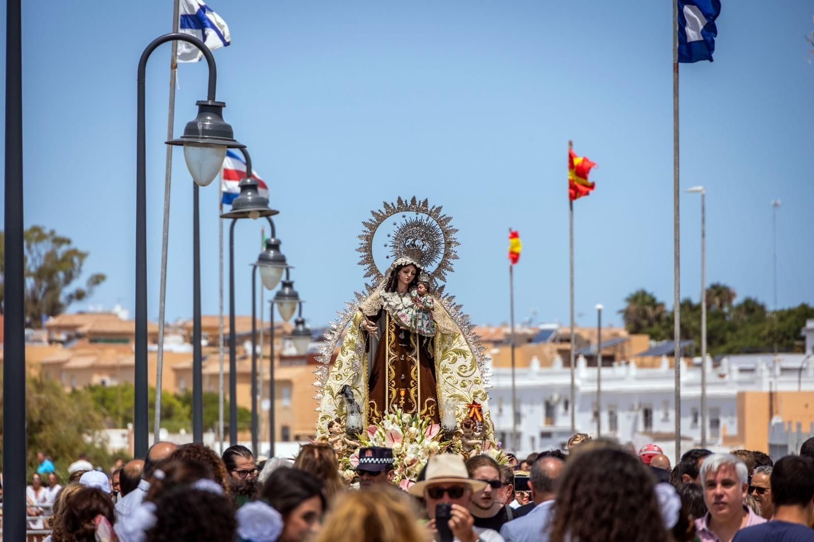 Las imágenes de la procesión marítima de la Virgen del Carmen de Gallineras en San Fernando