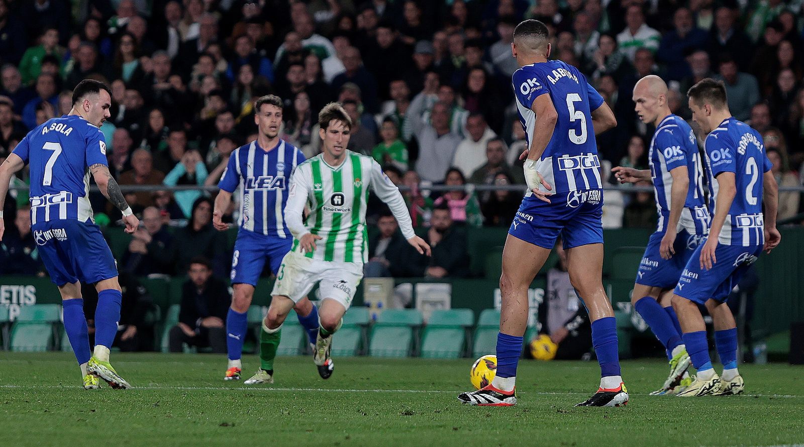Miranda pugna por la pelota rodeado por jugadores del Alavés.