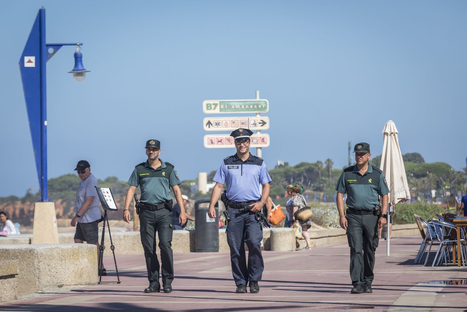 La patrulla mixta de la Guardia Civil y la Policía alemana recorriendo el Paseo Marítimo de La Barrosa.