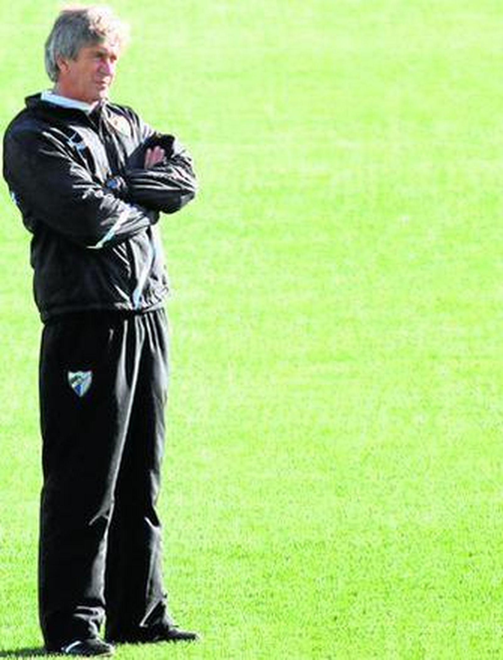 Manuel Pellegrini observa concentrado cómo se desarrolla la sesión de entrenamiento de ayer en el Ciudad de Málaga.