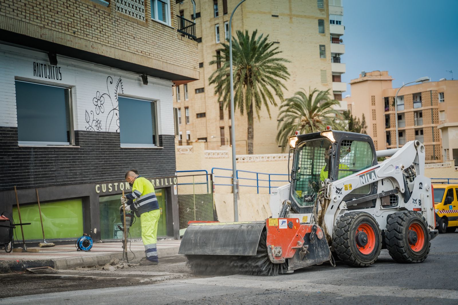 Las máquinas ya trabajan en Aguadulce para mejorar el estado de las vías.