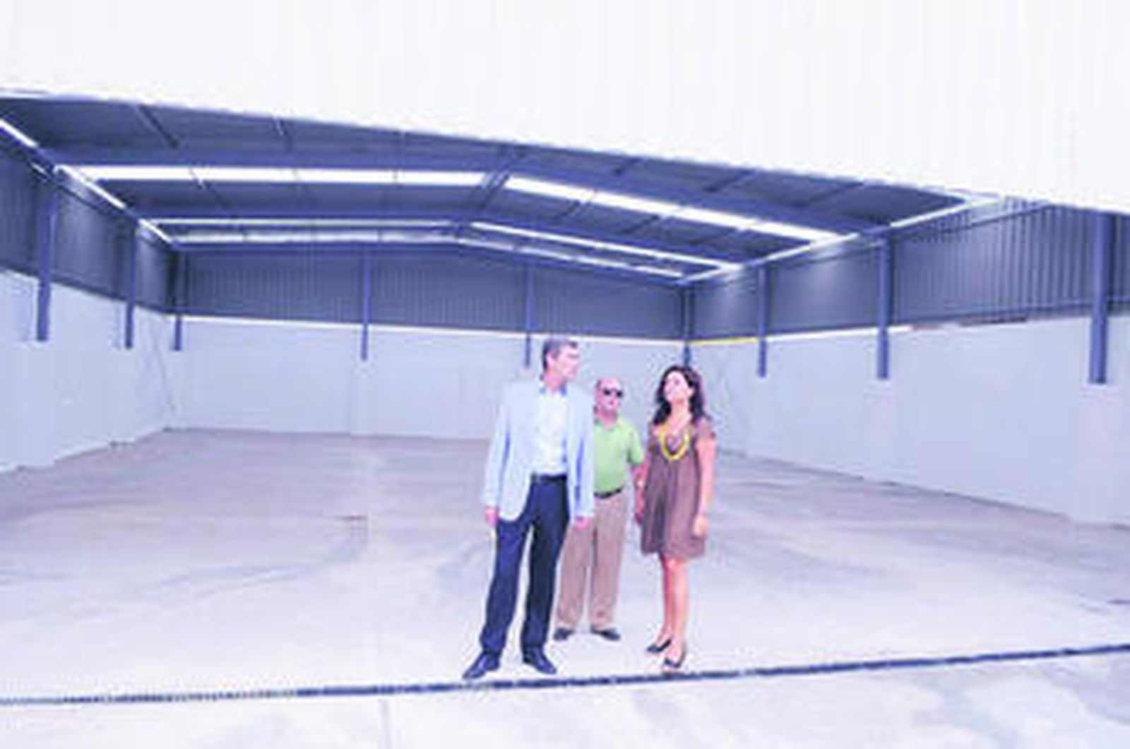 Herrera y Pizarro visitando las instalaciones de uno de los colegios reformados.