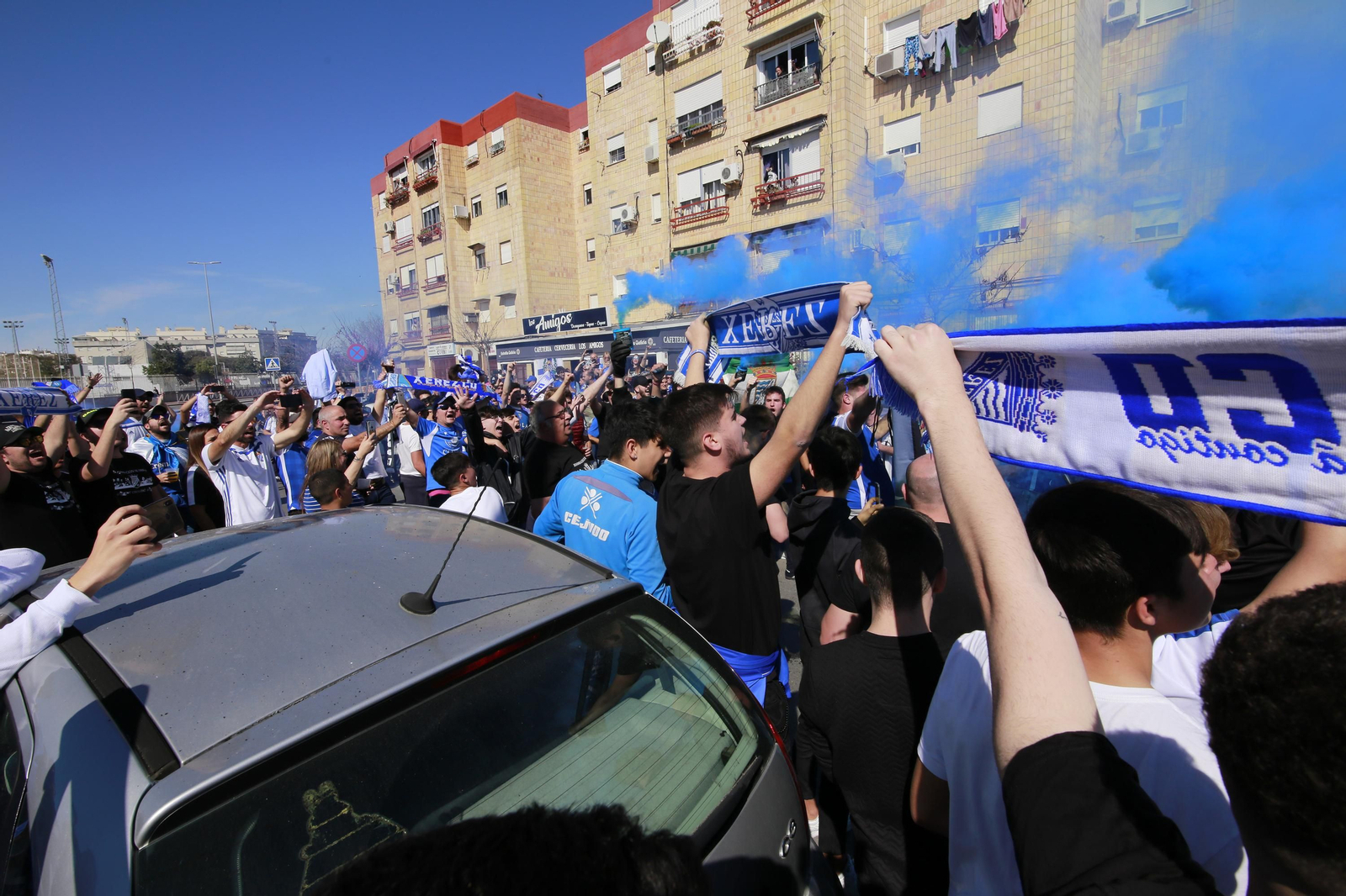 Recibimiento de la afición antes del derbi