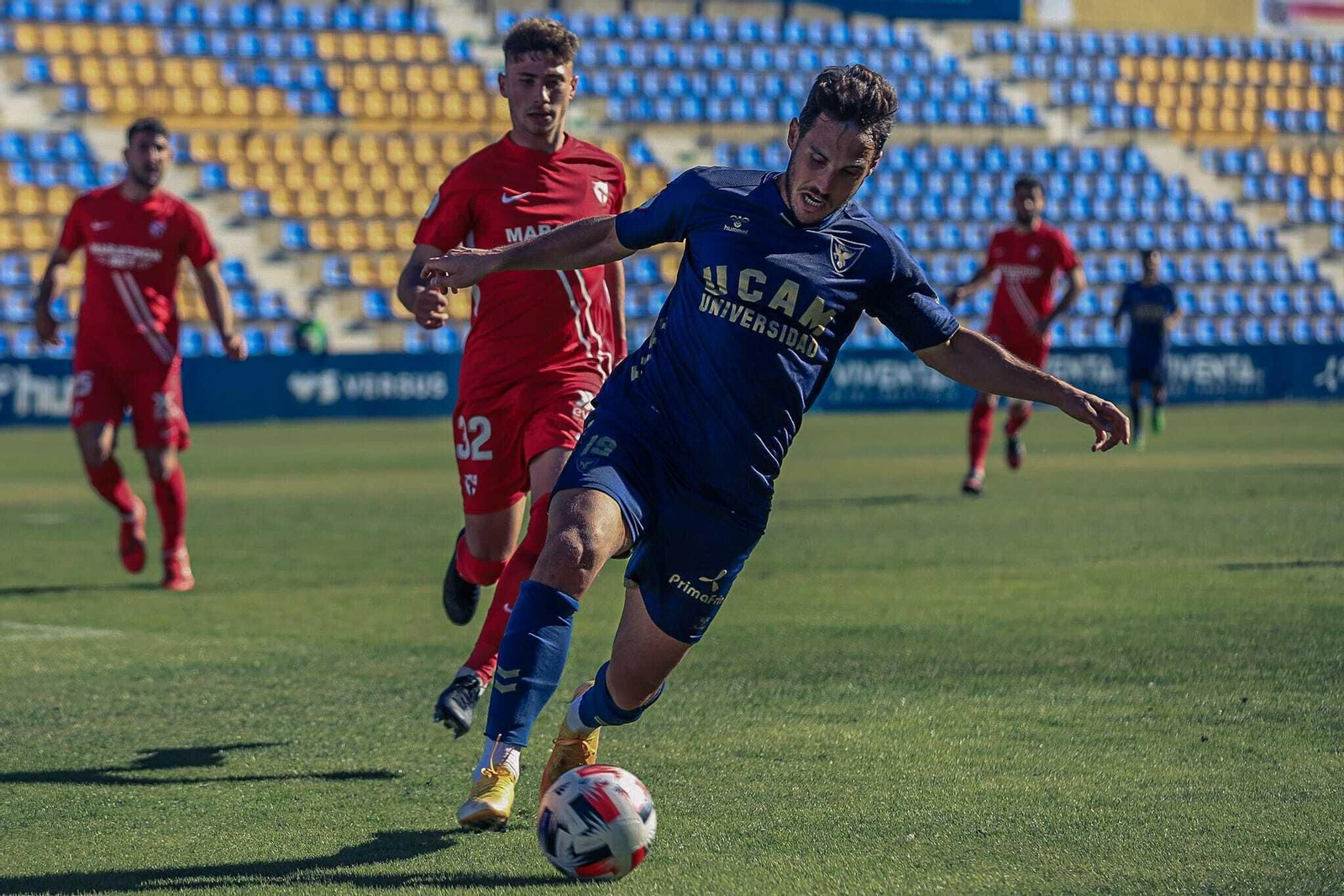 José Ángel persigue al bigoleador del UCAM Pablo Espina.