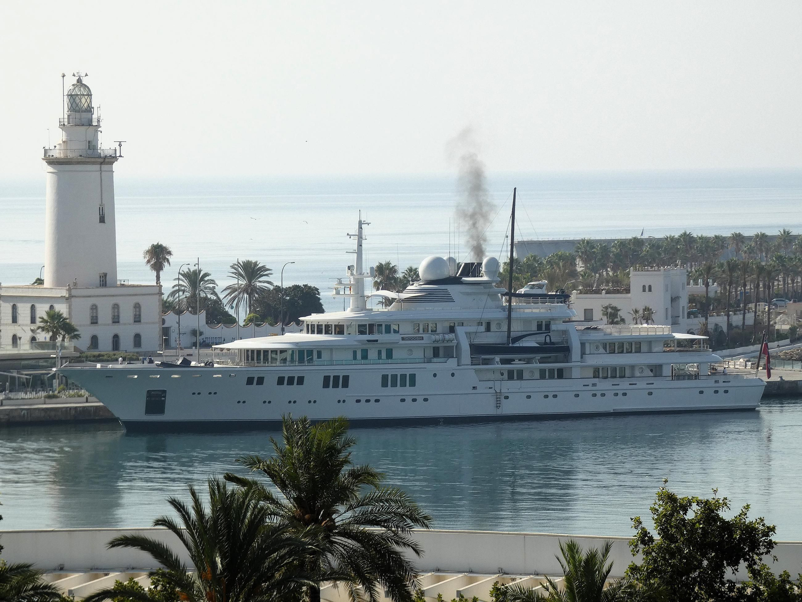 'Tatoosh' atracando en el muelle número uno del puerto de Málaga.
