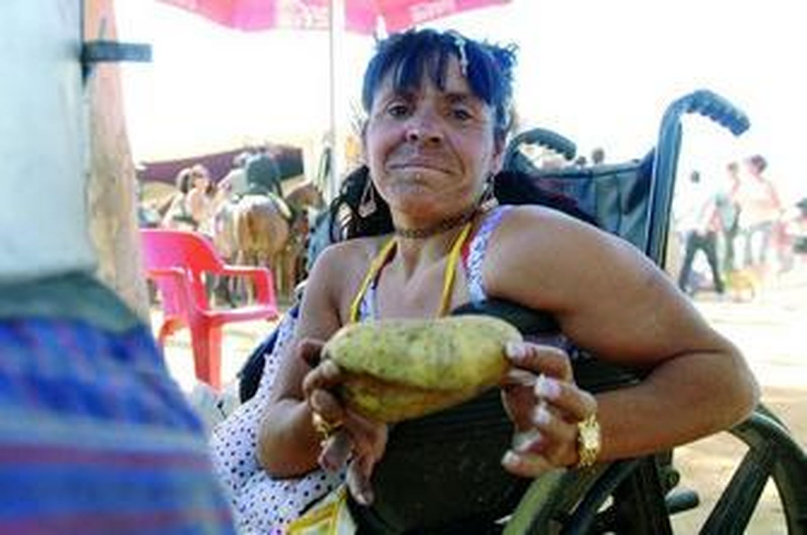 Antonia, en el puesto de patatas asadas que le ha otorgado el Ayuntamiento.