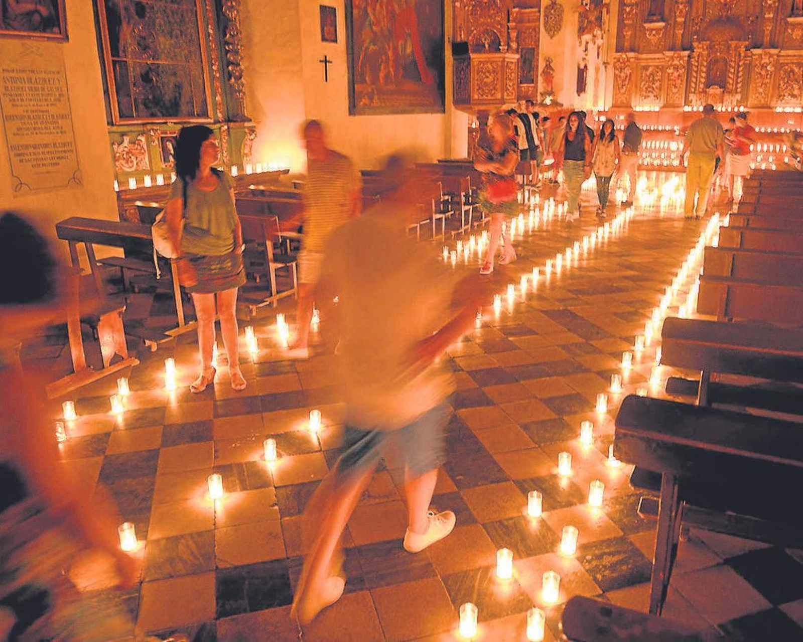 Velas en el interior de una iglesia.