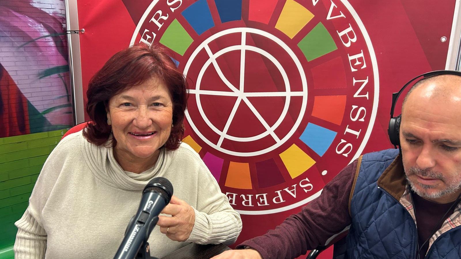 Manuela Albarracín, una de las alumnas del Aula de la Experiencia de la UHU, participantes en el programa de radio.