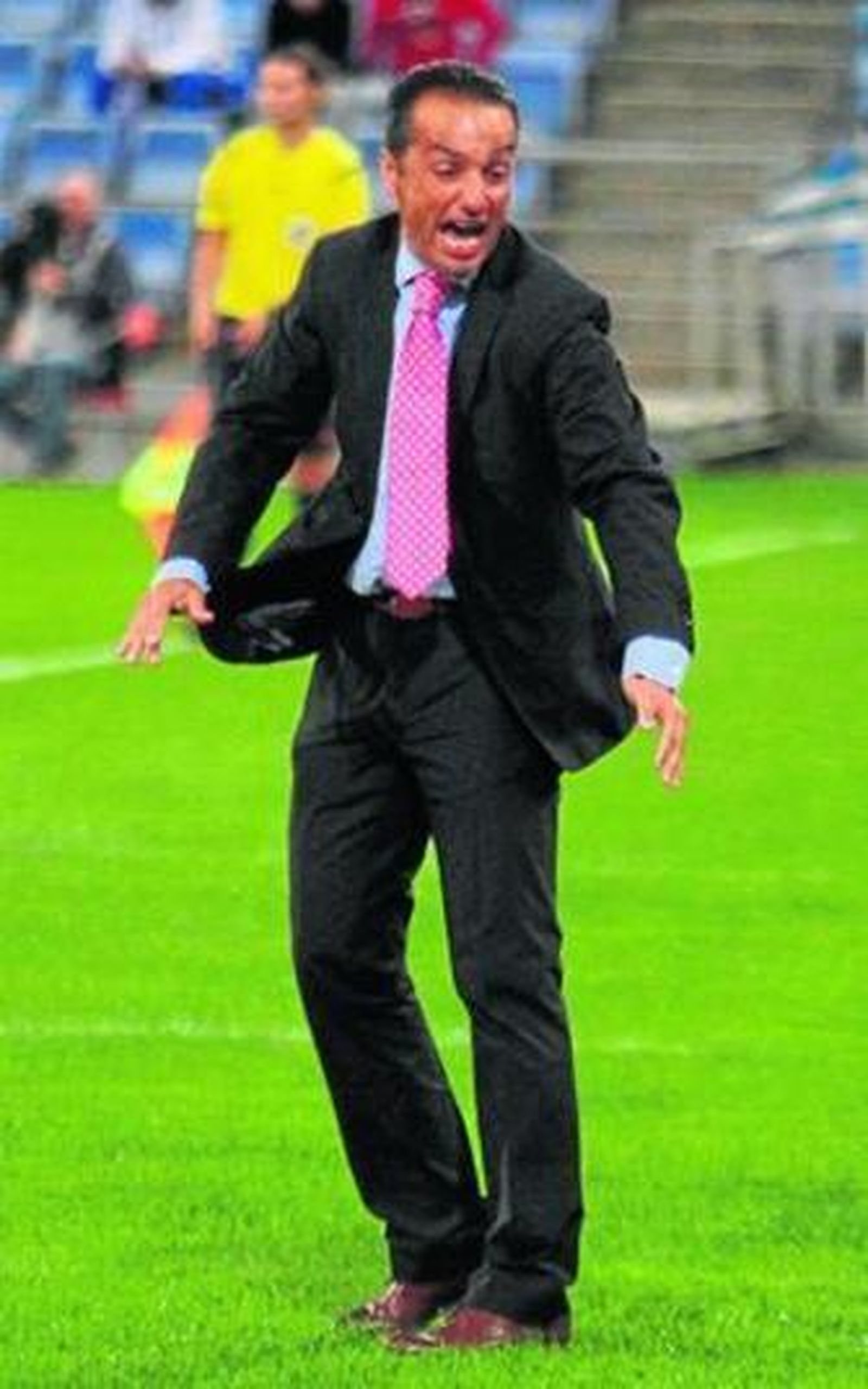 Oltra se lamenta durante un lance del encuentro de ayer.