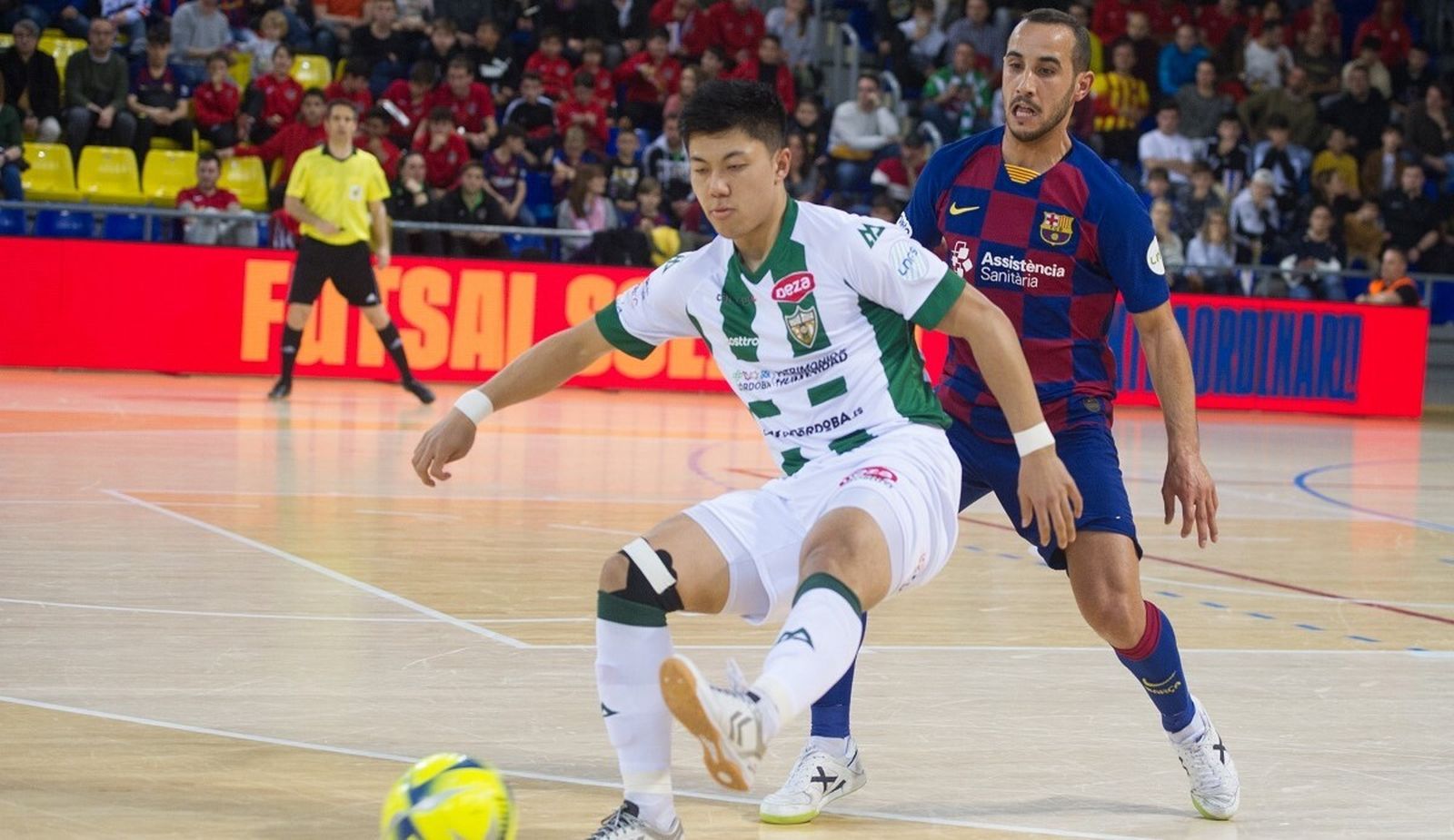 Boyis, jugador del Barça y natural de Doña Mencía, marca a Shimizu, del Córdoba Futsal.