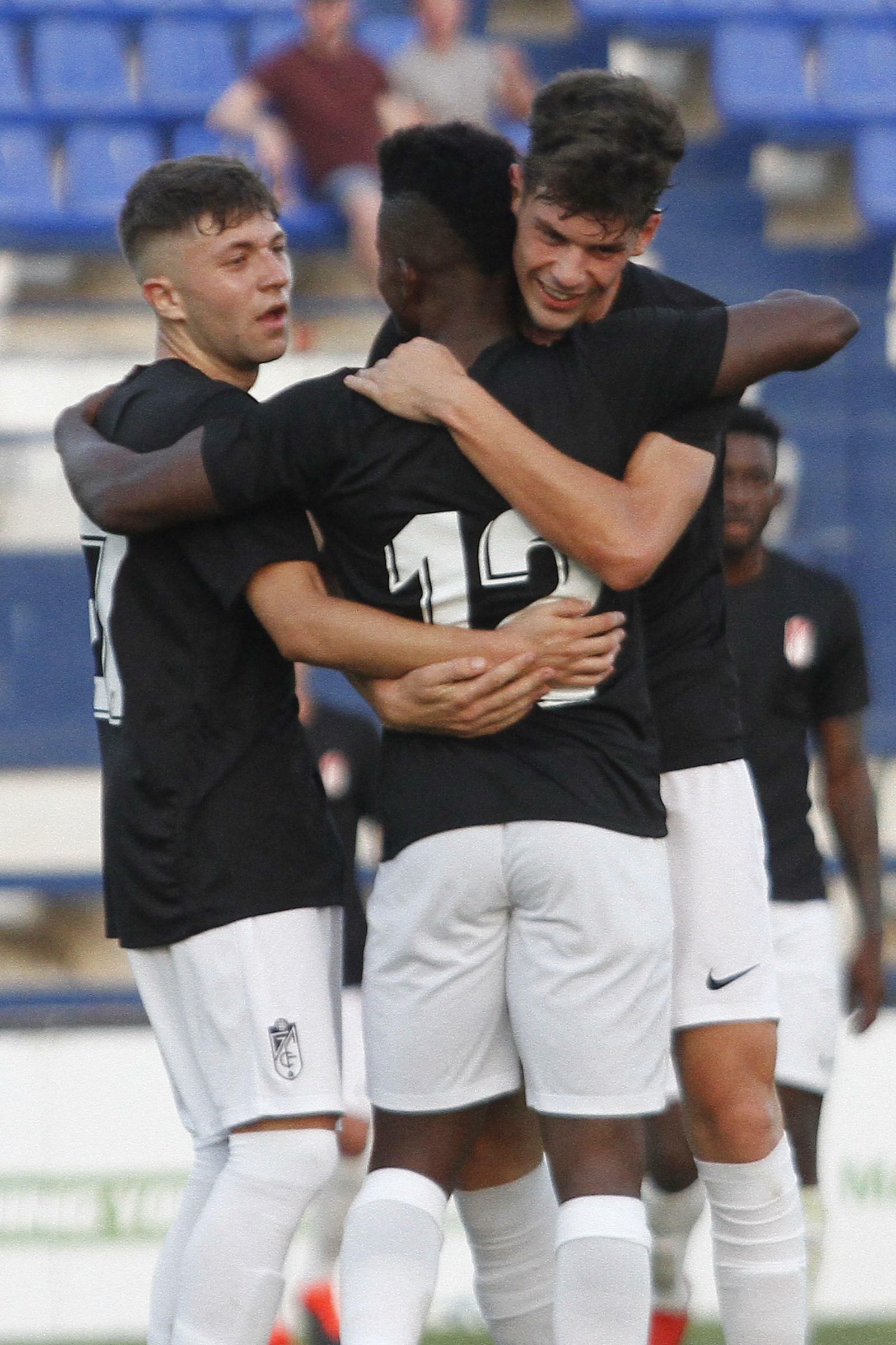 Azeez celebra su tanto con Butzke y Aranda