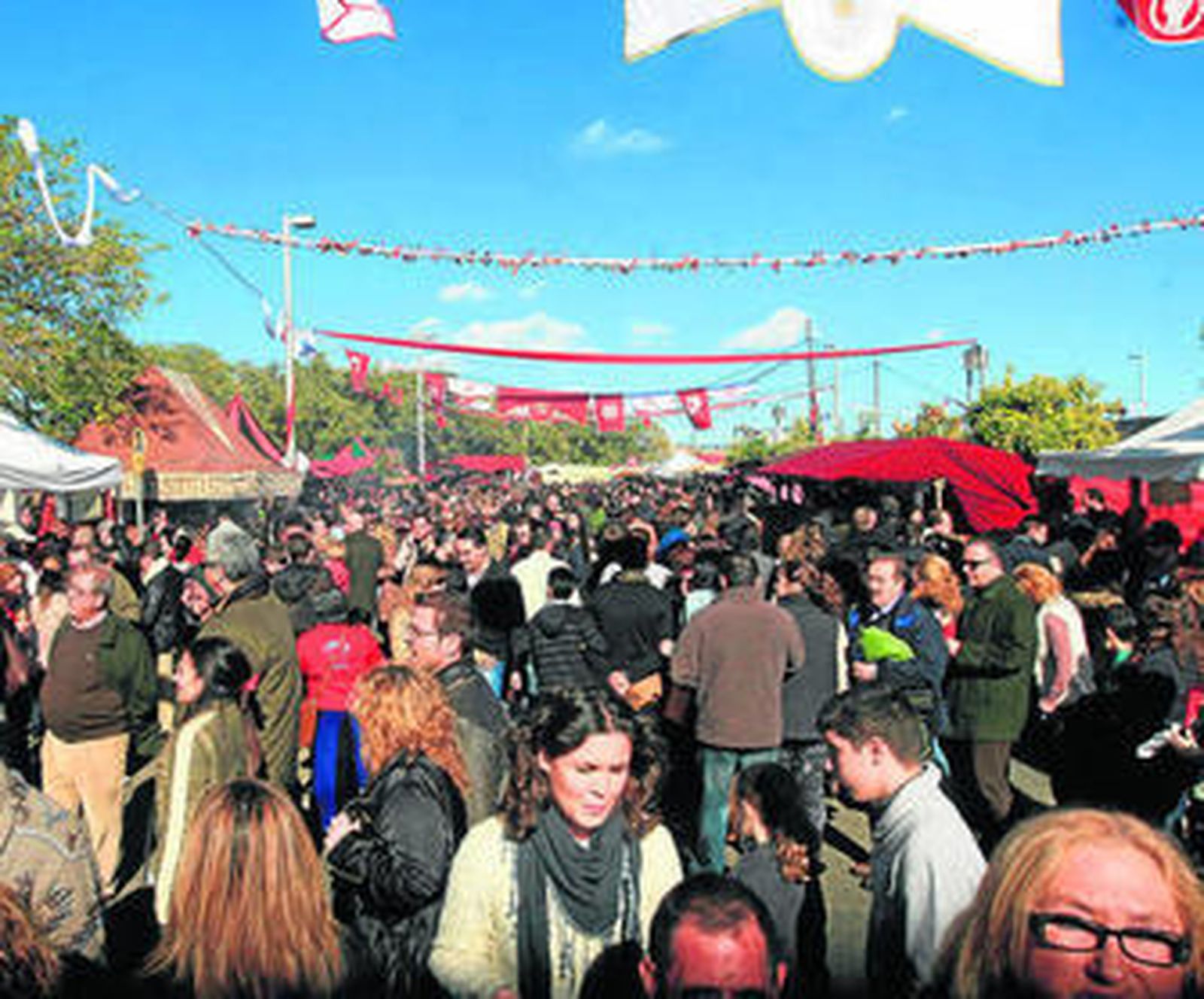 Asistentes al mercado, ayer.