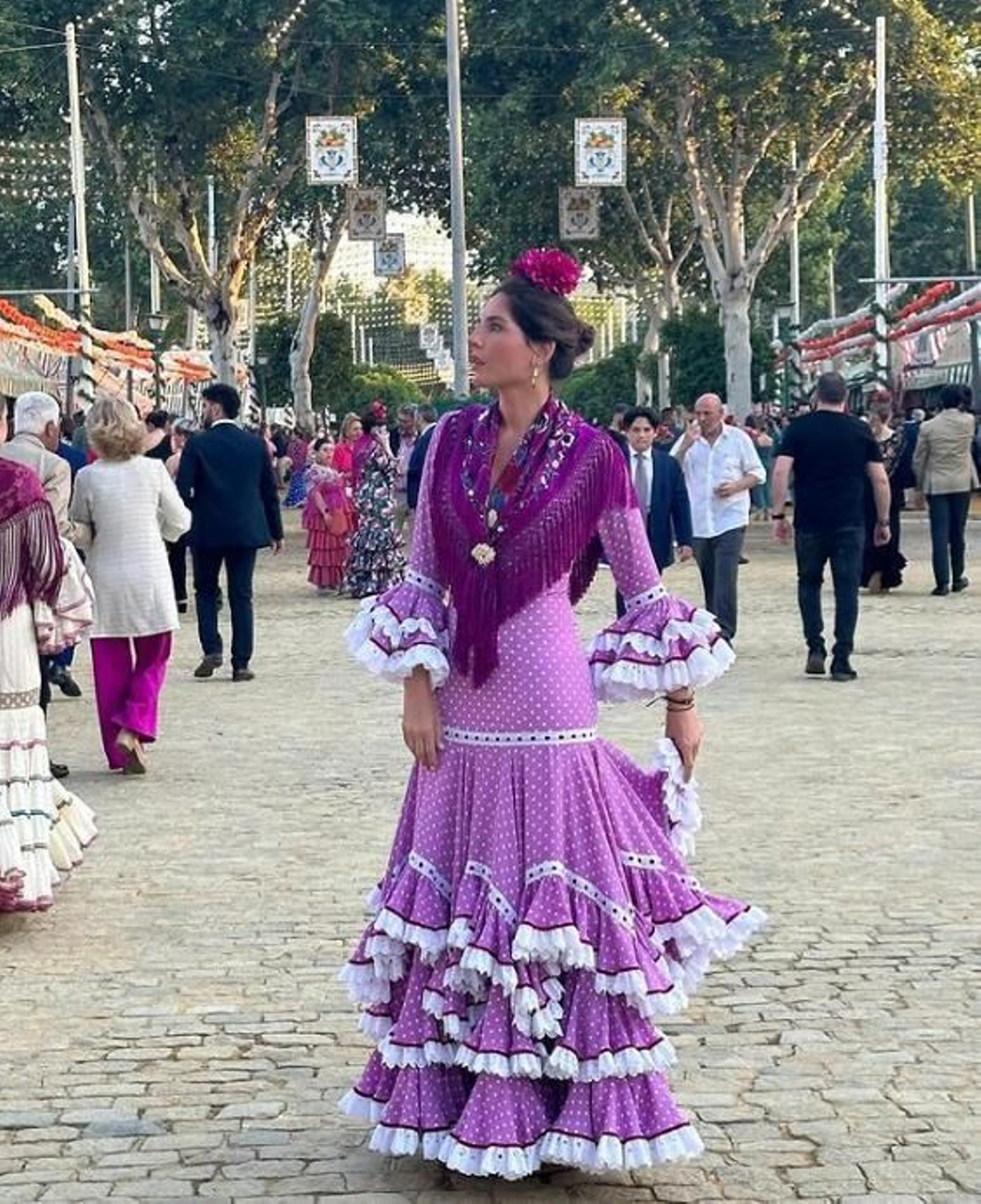 Lourdes Montes con traje de flamenca en la Feria de Abril.