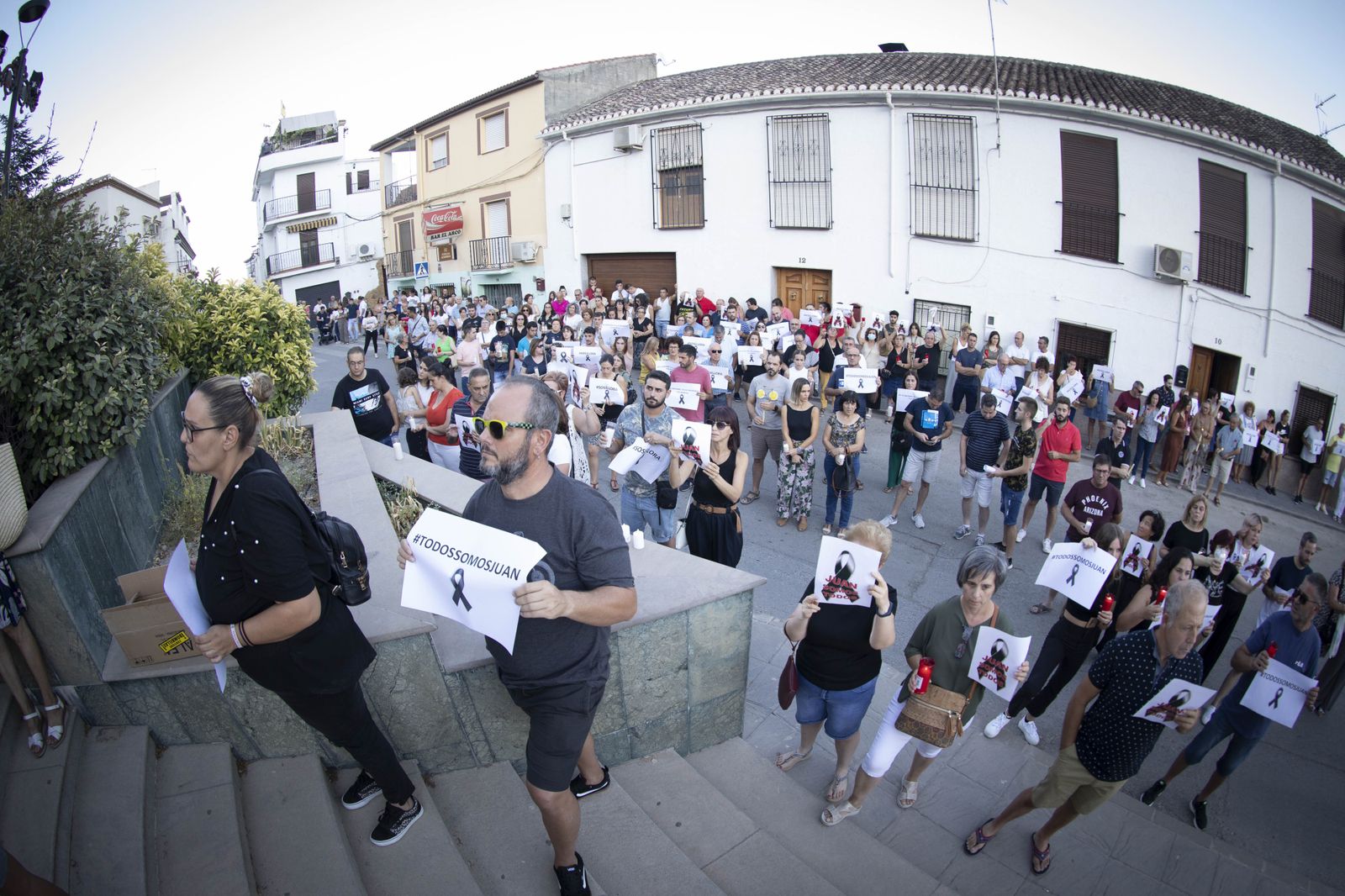 Las imágenes de la concentración de Íllora por el joven fallecido el pasado lunes
