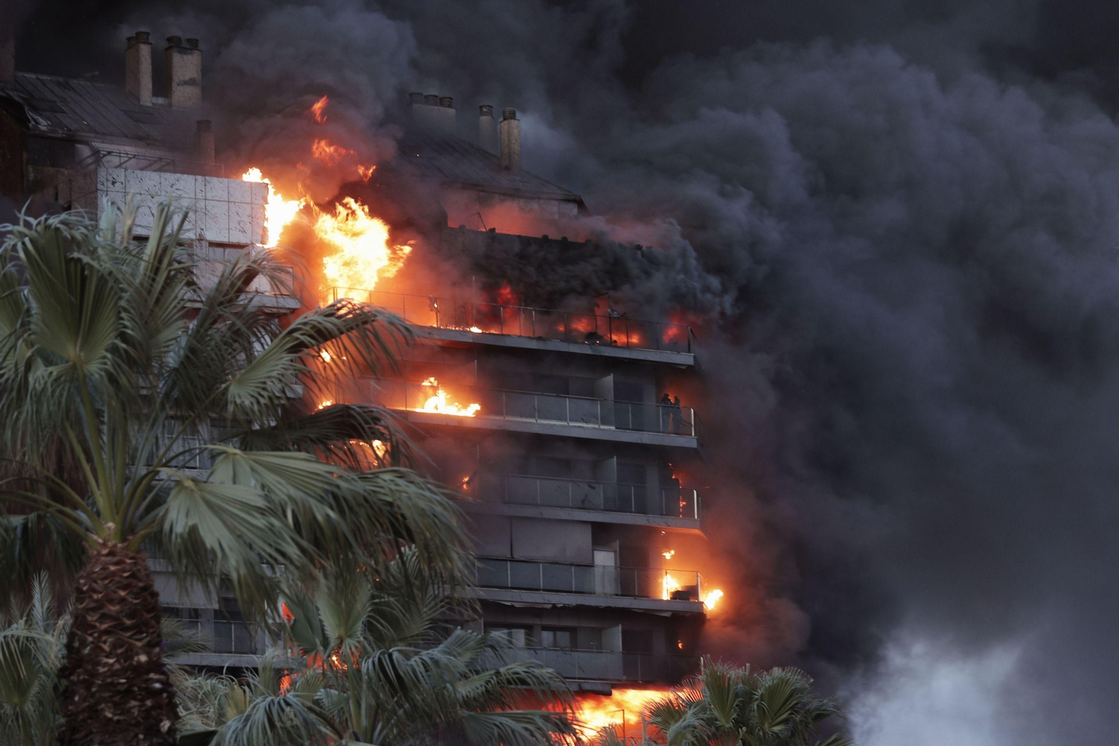 El incendio del edificio en Valencia, en imágenes El incendio del edificio en Valencia, en imágenes