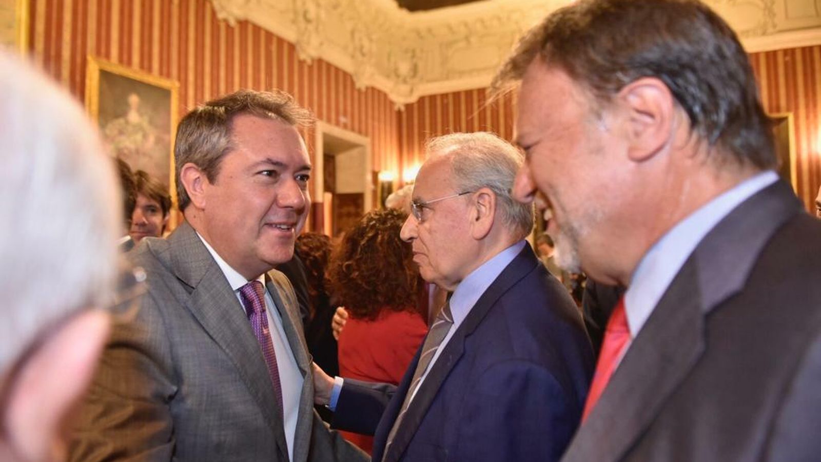 Espadas conversa con Guerra y Monteseirín en presencia de Manuel del Valle.