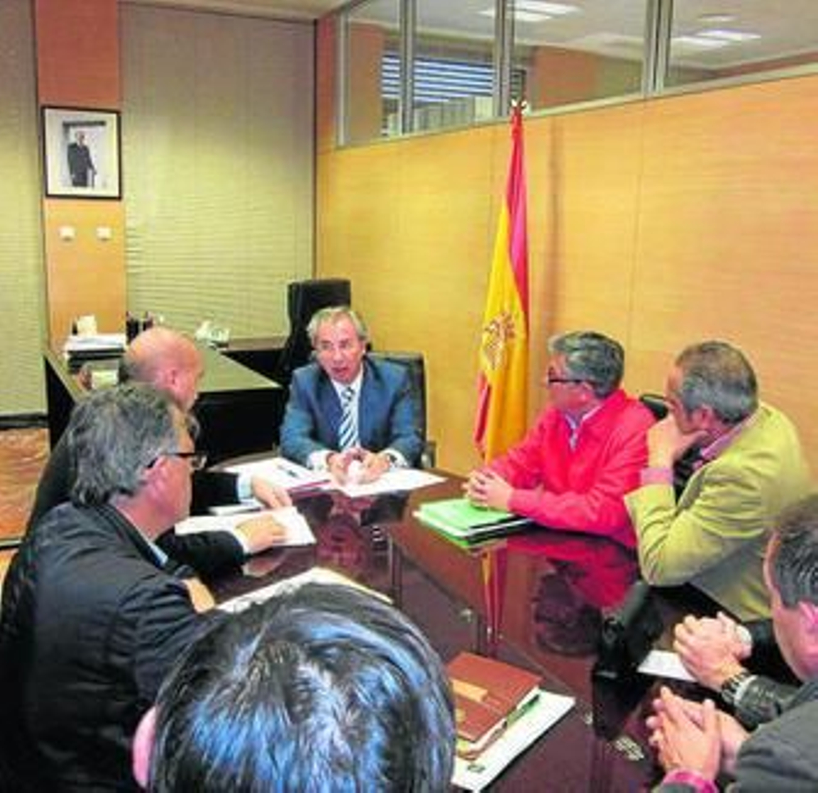 La reunión de los vigilantes con el subdelegado Javier de Torre.