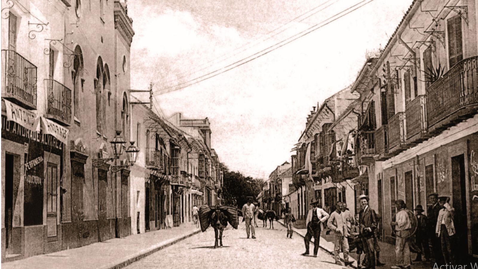 La calle Ancha en torno a 1909. A la izquierda, la fachada del Teatro Principal, frente a la actual Subdelegación de la Junta de Andalucía