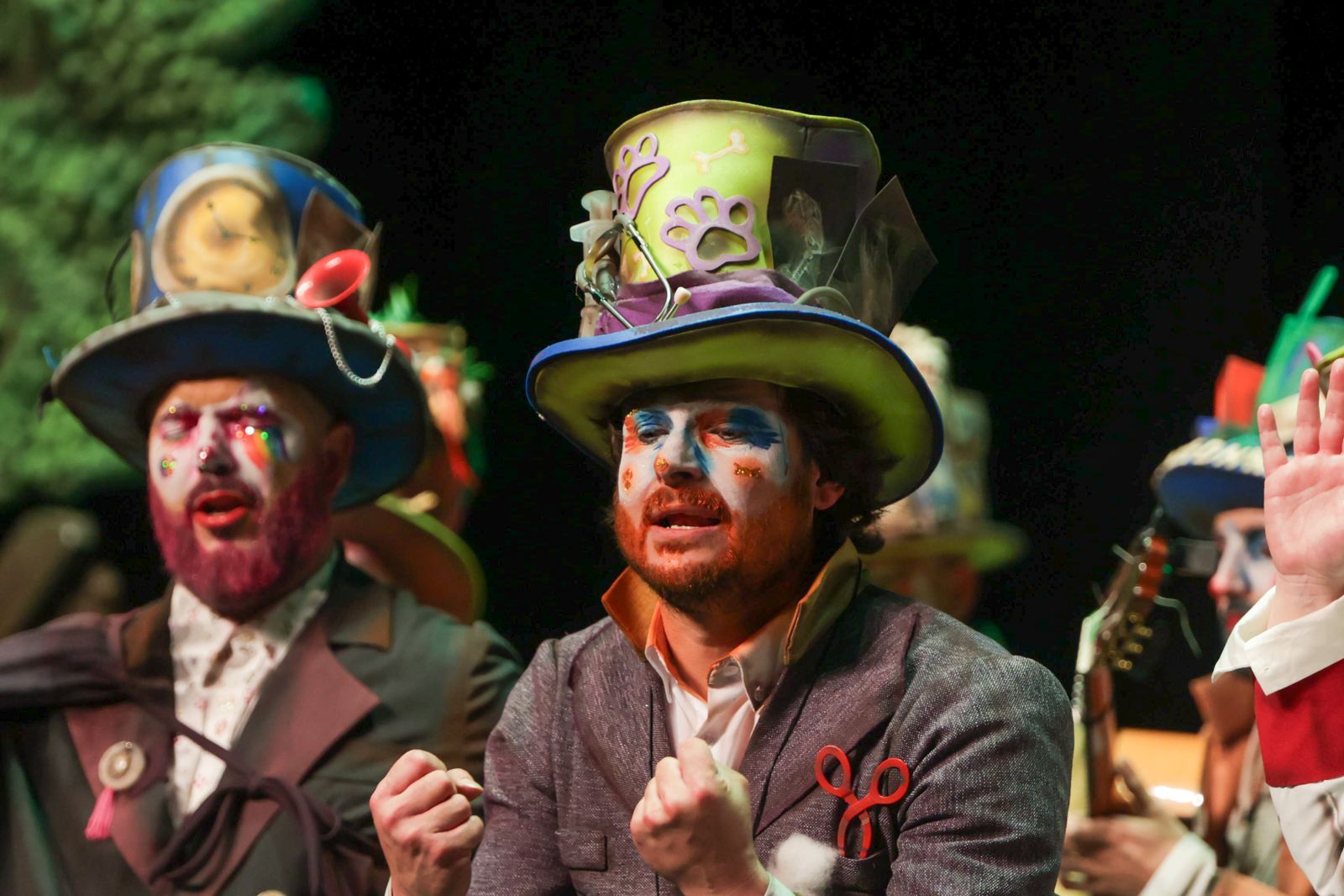 Imágenes de la actuación de la comparsa de Bollullos Par del Condado "La Clase Alta" en el Carnaval Colombino