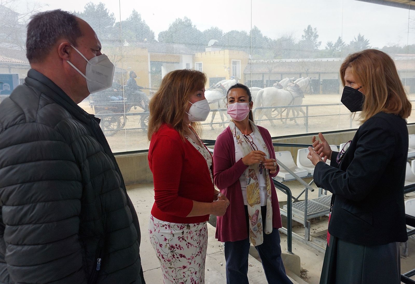 La delegada de Turismo, Isabel Garllado, y la prsidenta de la Yeguada, Judit Anda, durante la visita a las instalaciones del histórico hierro de los caballos cartujanos.