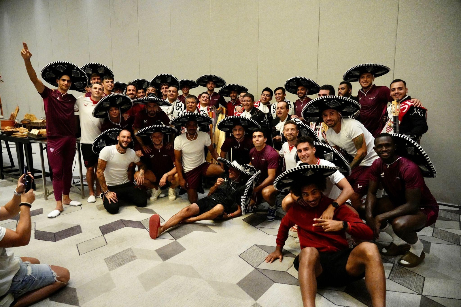 La expedición sevillista posa con sombreros mexicanos.