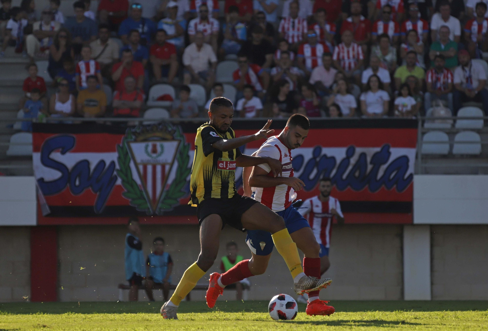 El albirrojo Pipo pelea el balón con el exgualdiverde Ekedo.