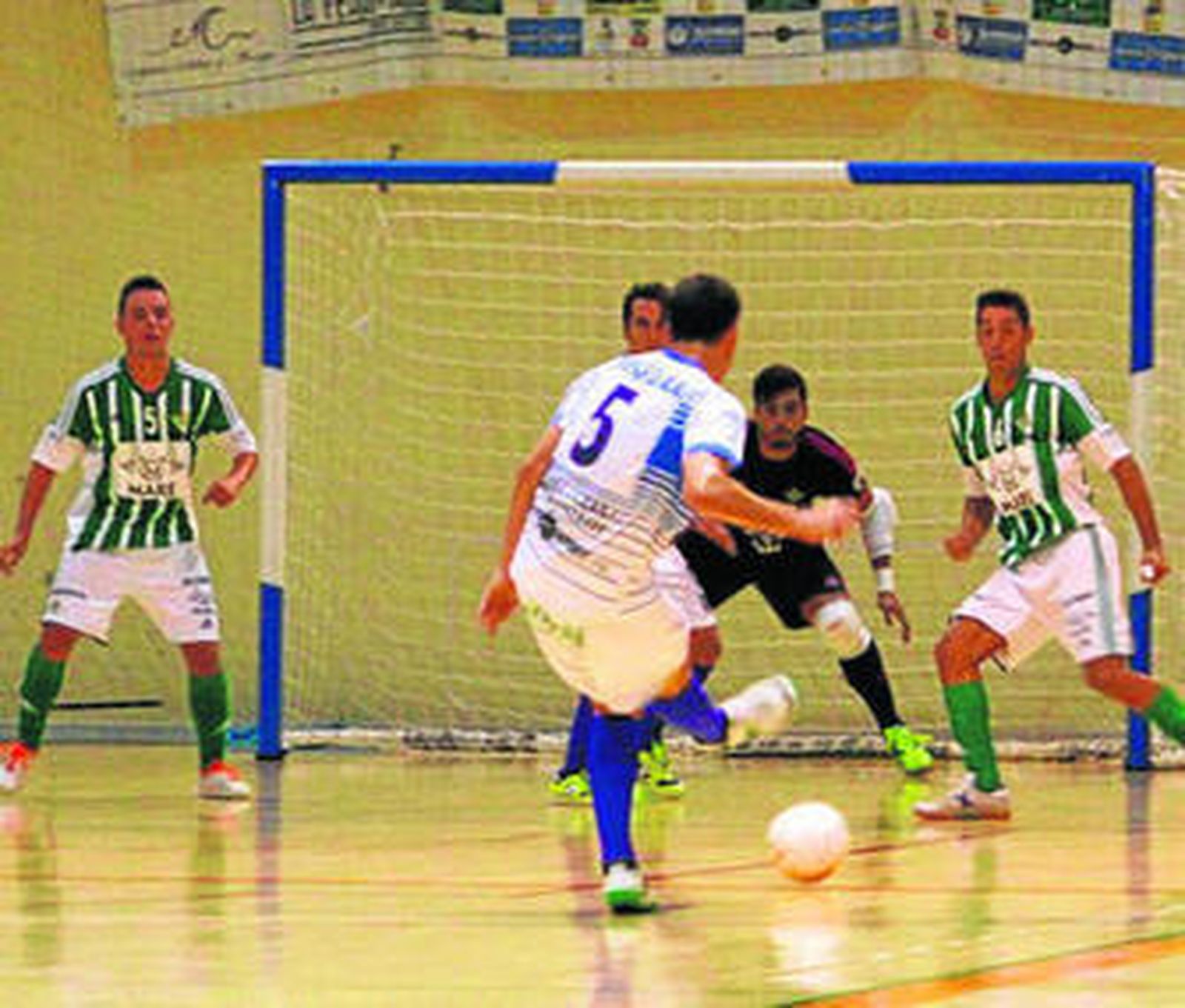 Un jugador del UMA chuta a puerta en el choque ante el Betis.
