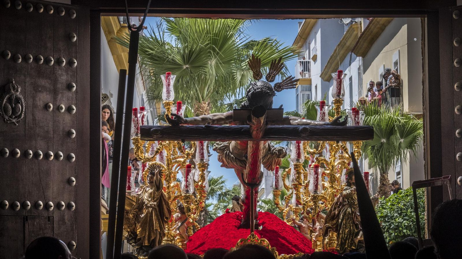 El Cristo saliendo de la iglesia de La Palma a la calle principal de su barrio.