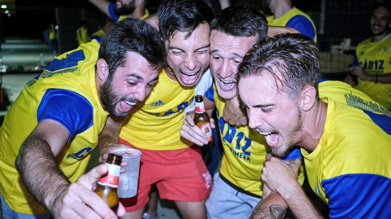 Salvi, Marcos Mauro y Sergio González celebran el ascenso.