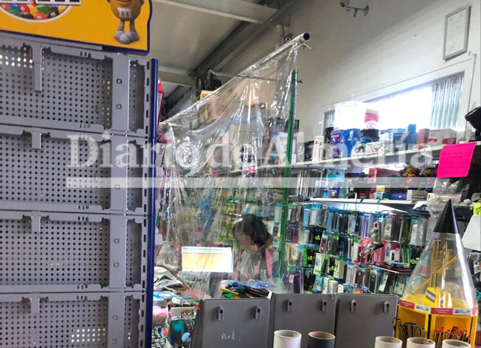 Protección contra el coronavirus en un bazar chino de Vera.