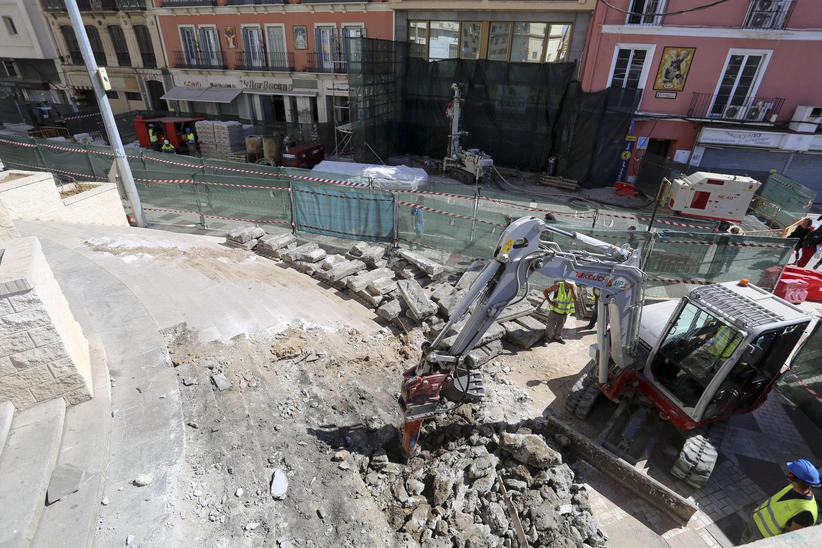 Empiezan a demoler los escalones de la Tribuna de los Pobres de Málaga, en fotos