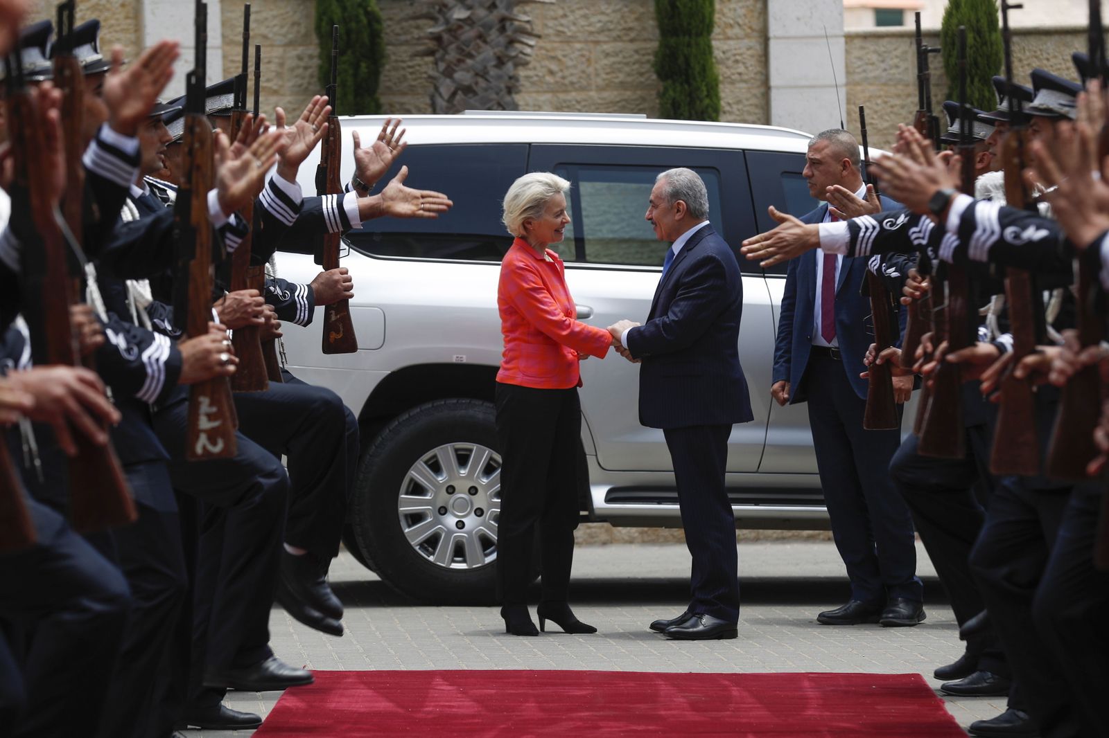La presidenta de la Comisión Europea, Ursula von der Leyen, es recibida por el primer ministro palestino, Mohamed Stayeh, en Ramala.