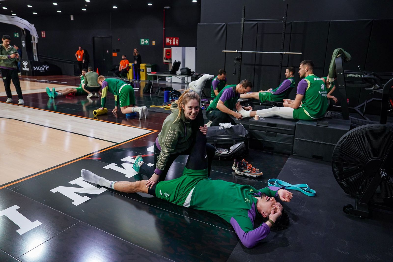 El Unicaja prueba la pista auxiliar del Roig Arena