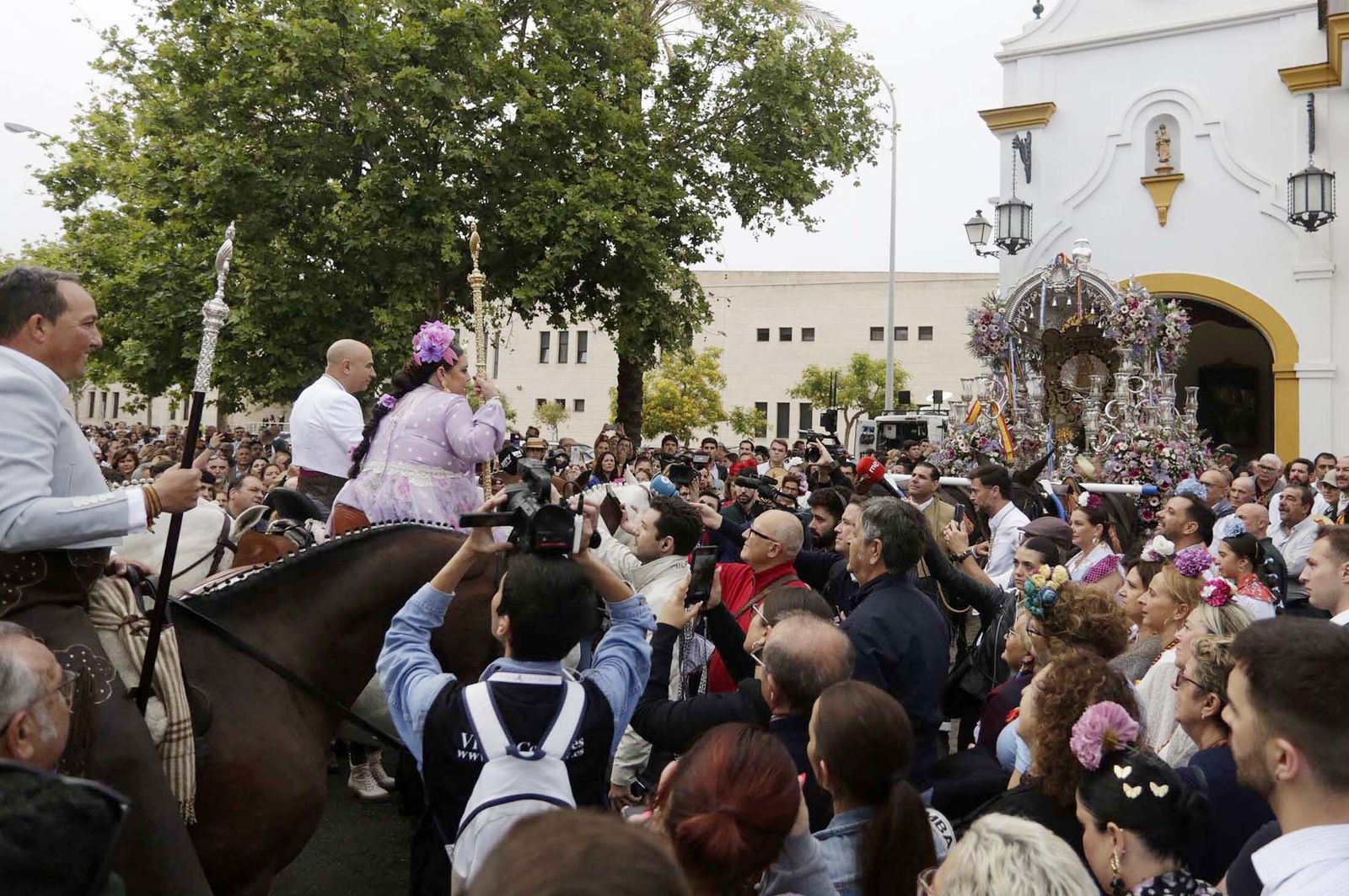El Rocío 2023: Imágenes de la Hermandad de Emigrantes en su salida de Huelva