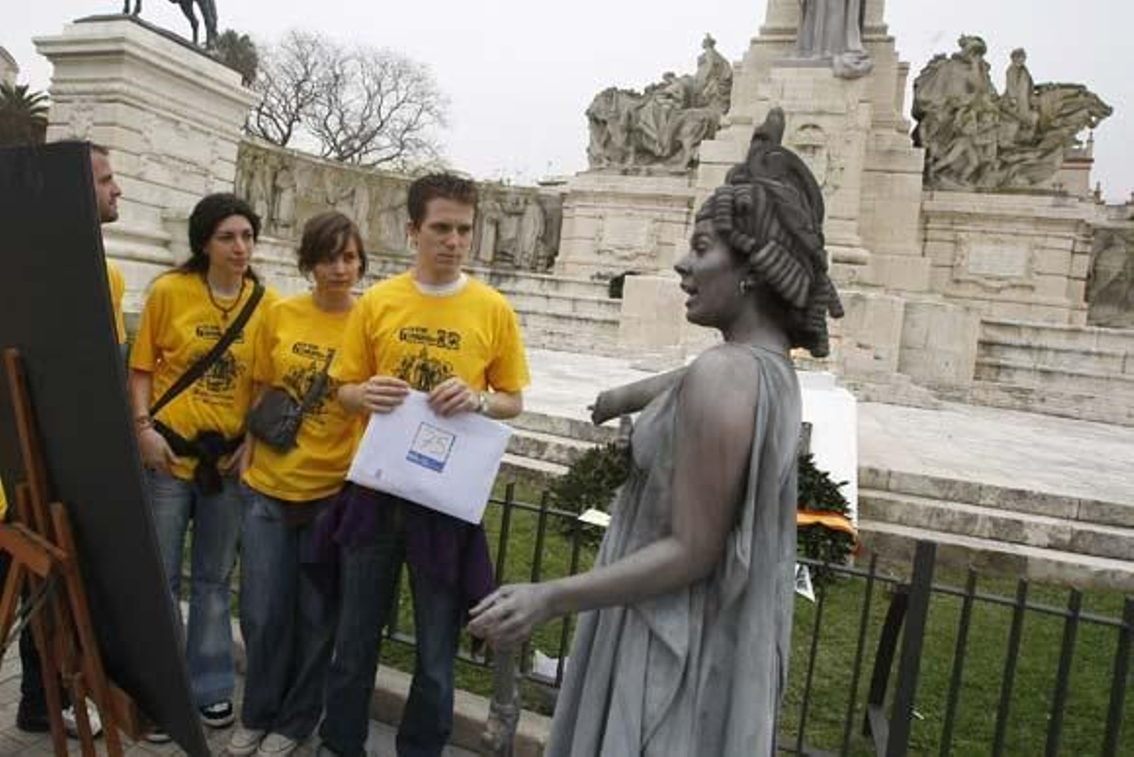 La plaza de San Juan de Dios ha sido el punto de partida de esta tercera edición de la prueba, en la que participan 110 grupos

Foto: Jose Braza
